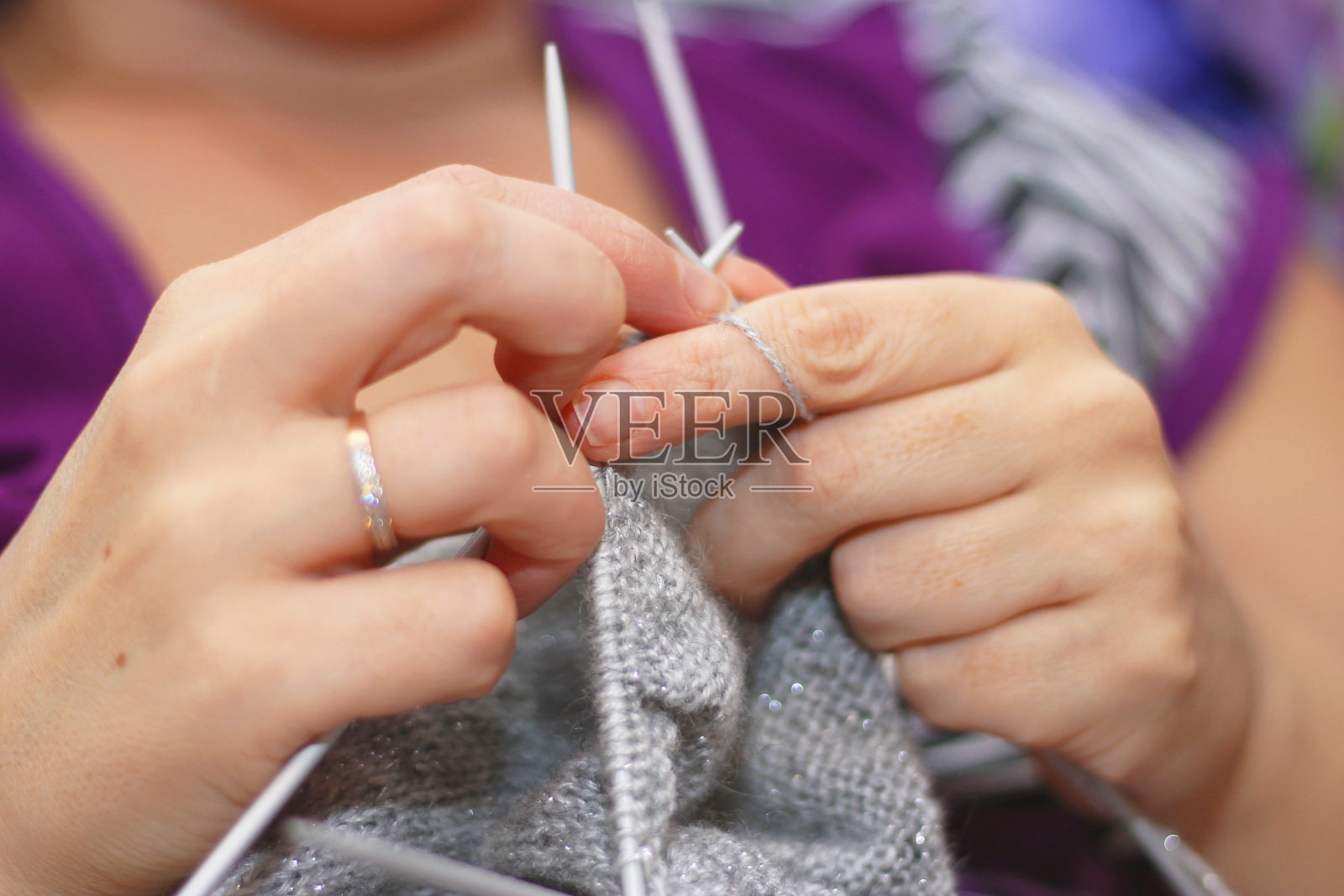 妇女用针织针用天然羊毛线编织灰色毛衣照片摄影图片