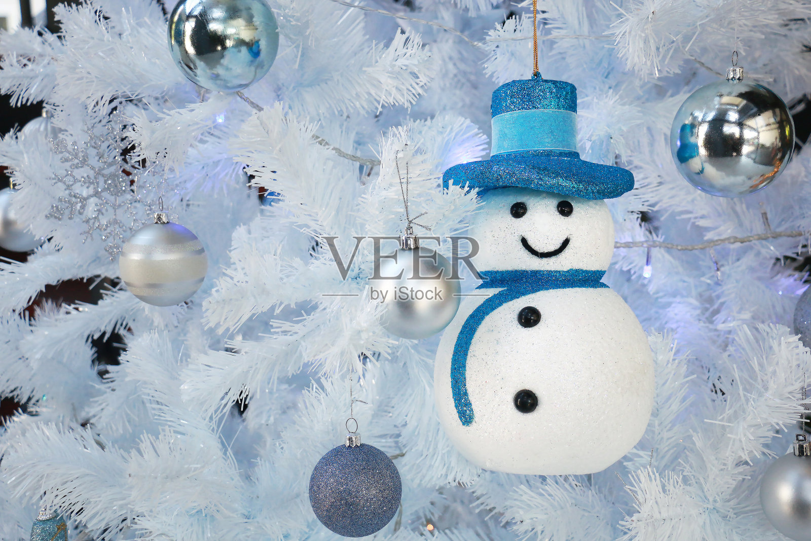 蓝色的雪人和白色的圣诞树2照片摄影图片