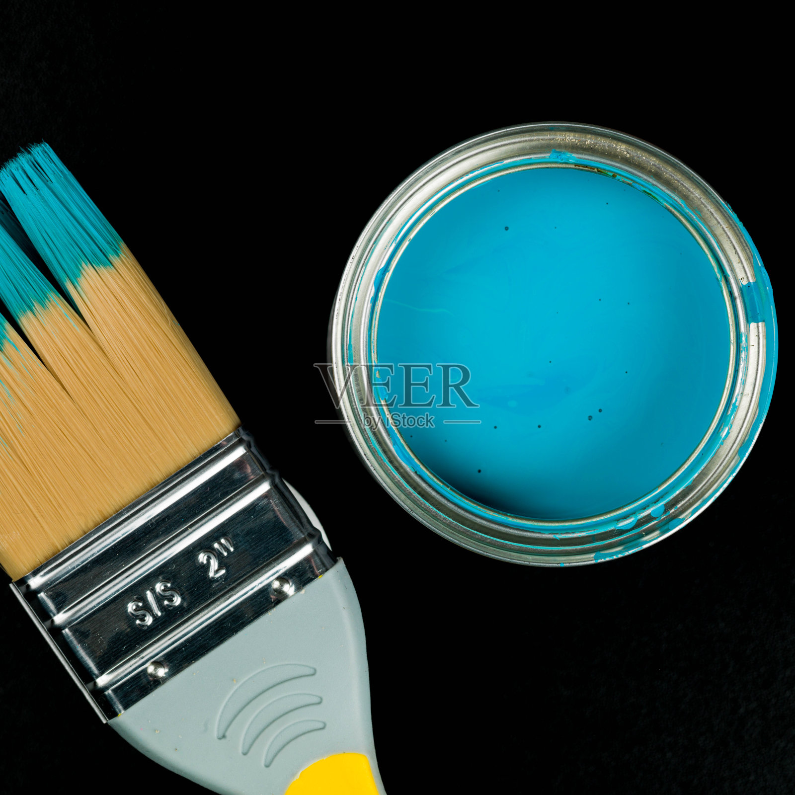 用油漆刷打开一罐蓝色家居装饰墙漆照片摄影图片