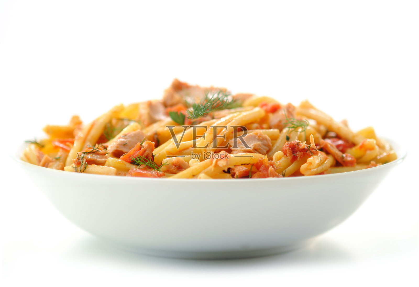 意大利面食——金枪鱼和西红柿照片摄影图片