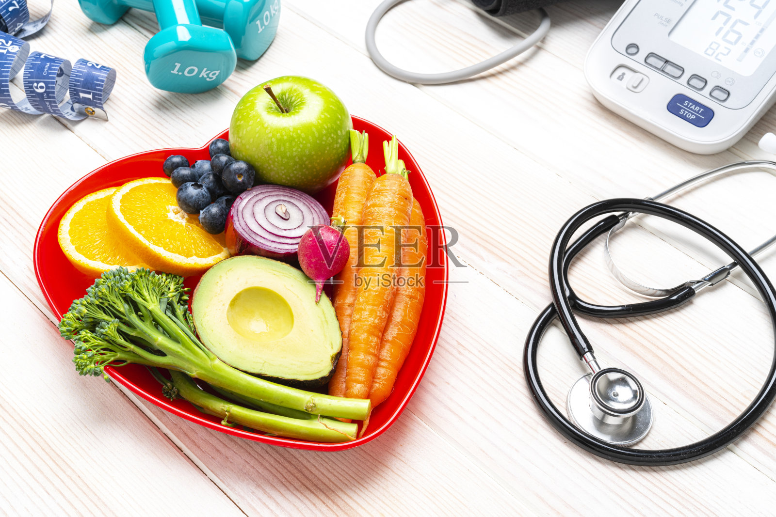 健康饮食、锻炼和心脏健康监测照片摄影图片