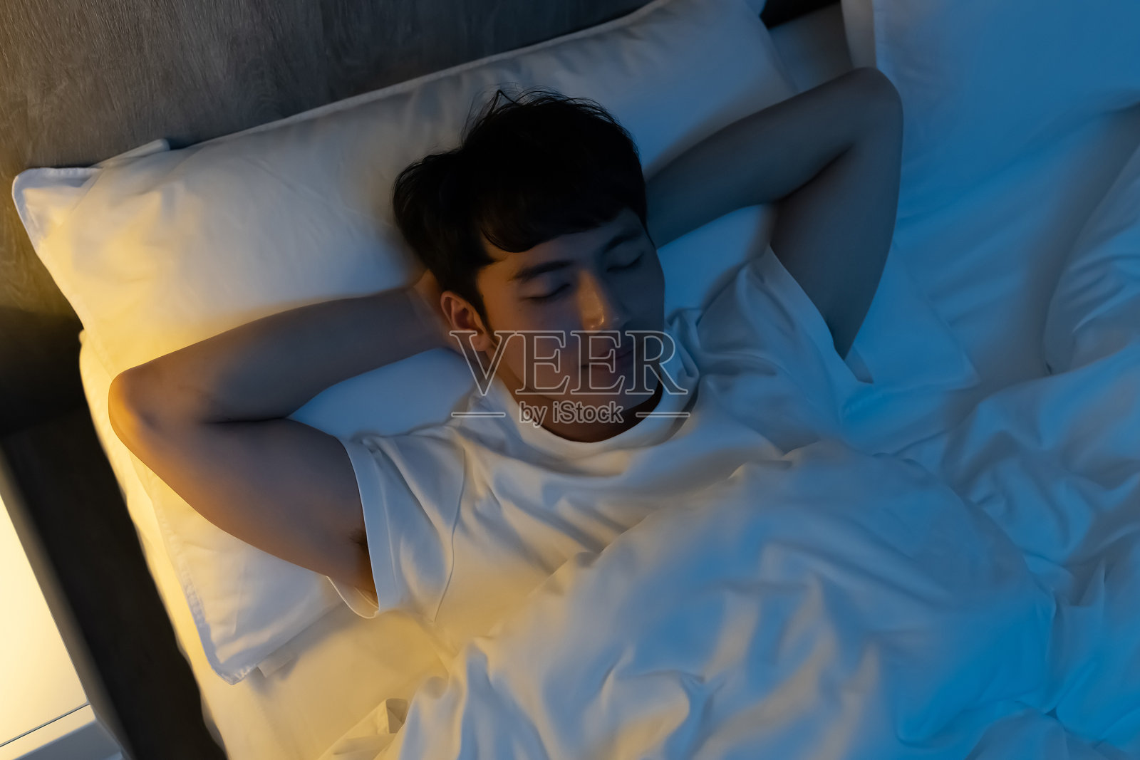 侧视图英俊的男人睡在床上照片摄影图片_ID:351780738-Veer图库