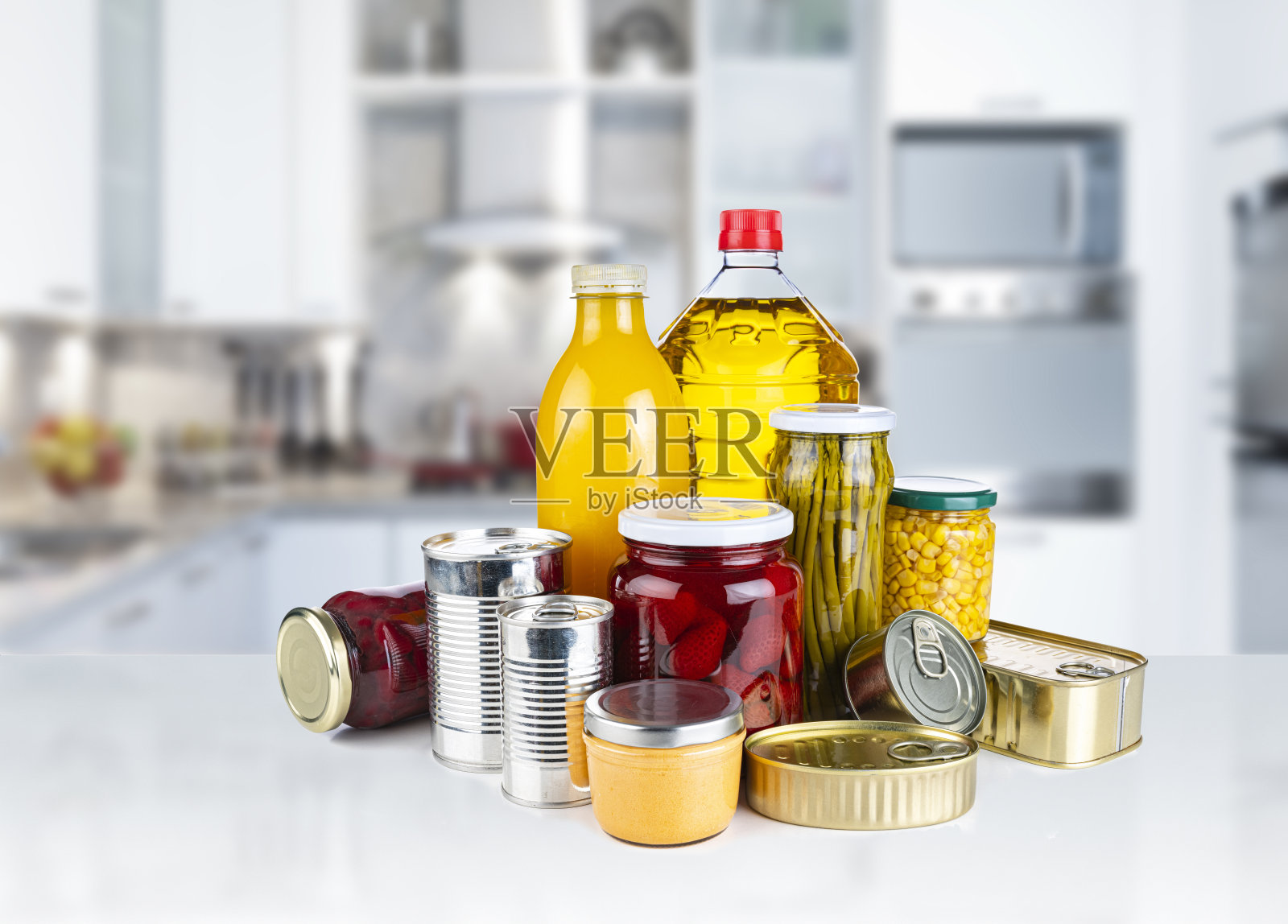 不易腐坏的食品:罐头食品，保存物，果汁和厨房柜台上的油照片摄影图片