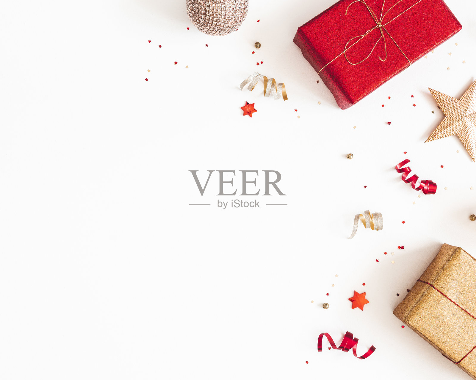 圣诞组成。礼物，红色和金色的装饰在灰色的背景。圣诞节，冬天，新年的概念。平躺，俯视图照片摄影图片