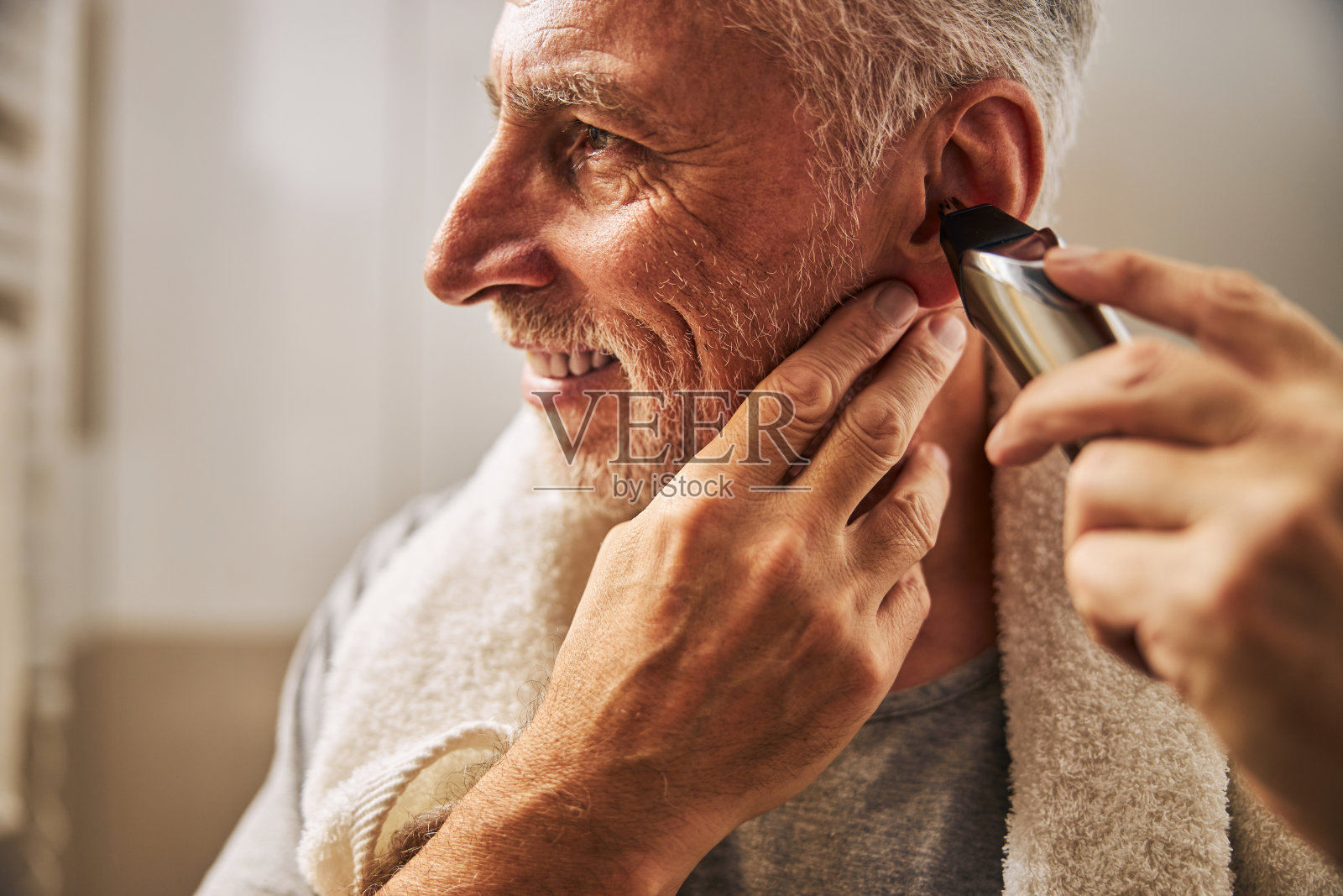 快乐的老人照顾不需要的耳朵毛发照片摄影图片