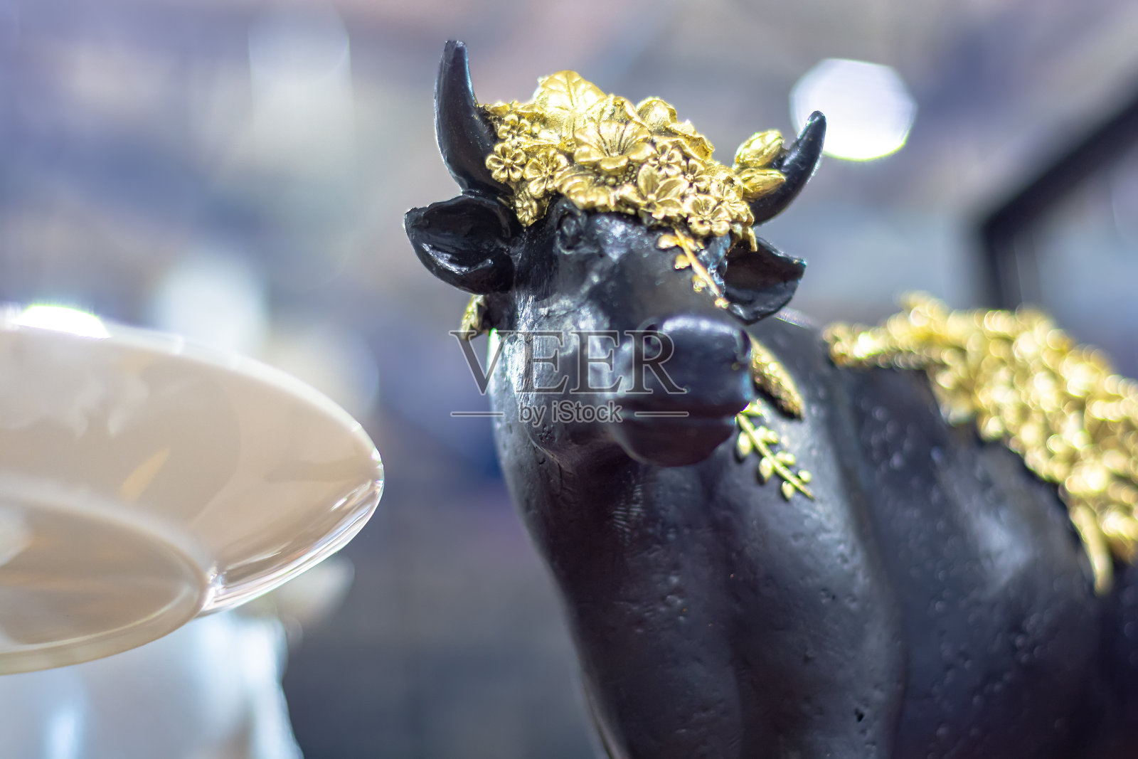 黑色公牛雕像与金色装饰元素照片摄影图片