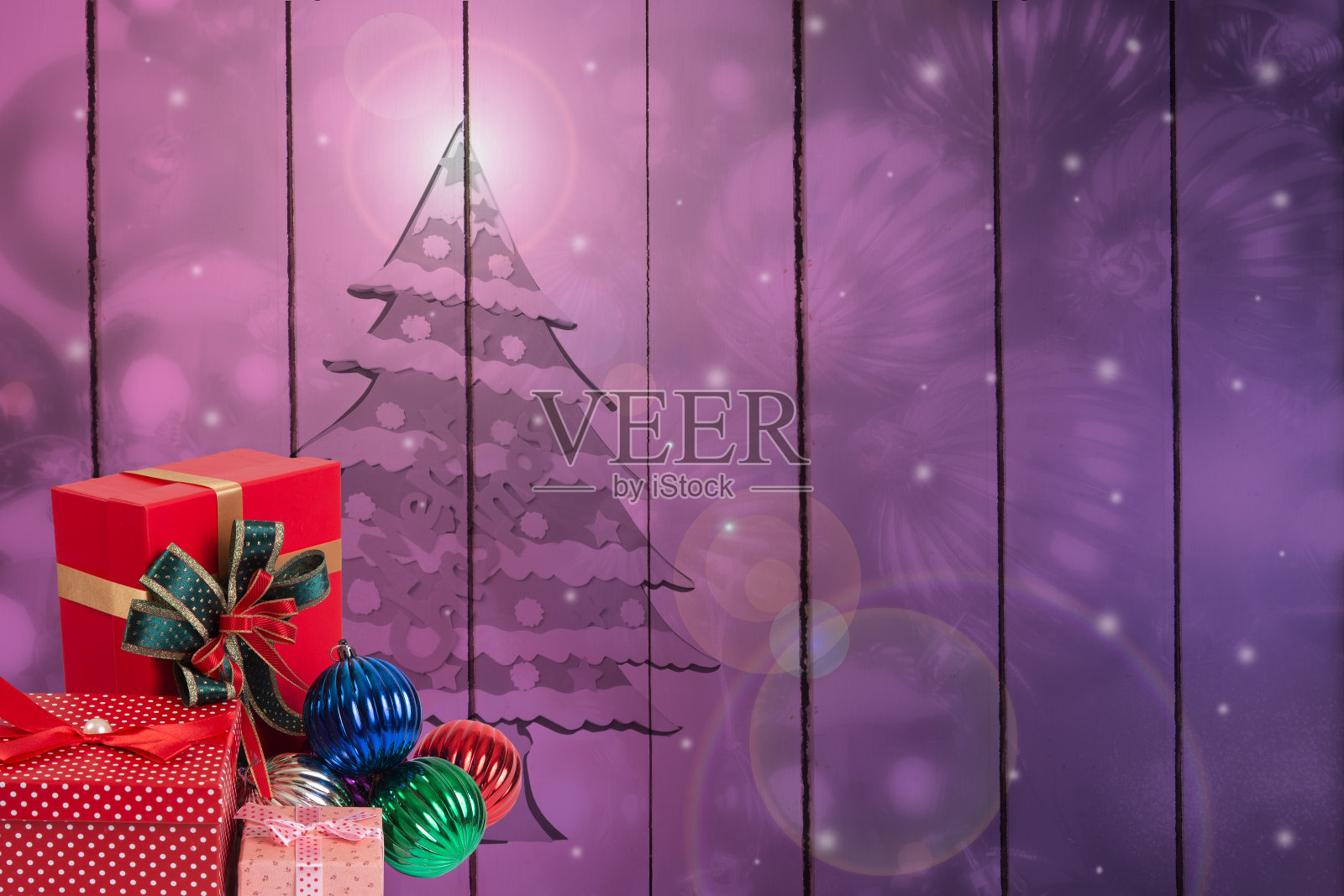 圣诞礼物与圣诞树和彩色球在梯度紫色的背景。照片摄影图片
