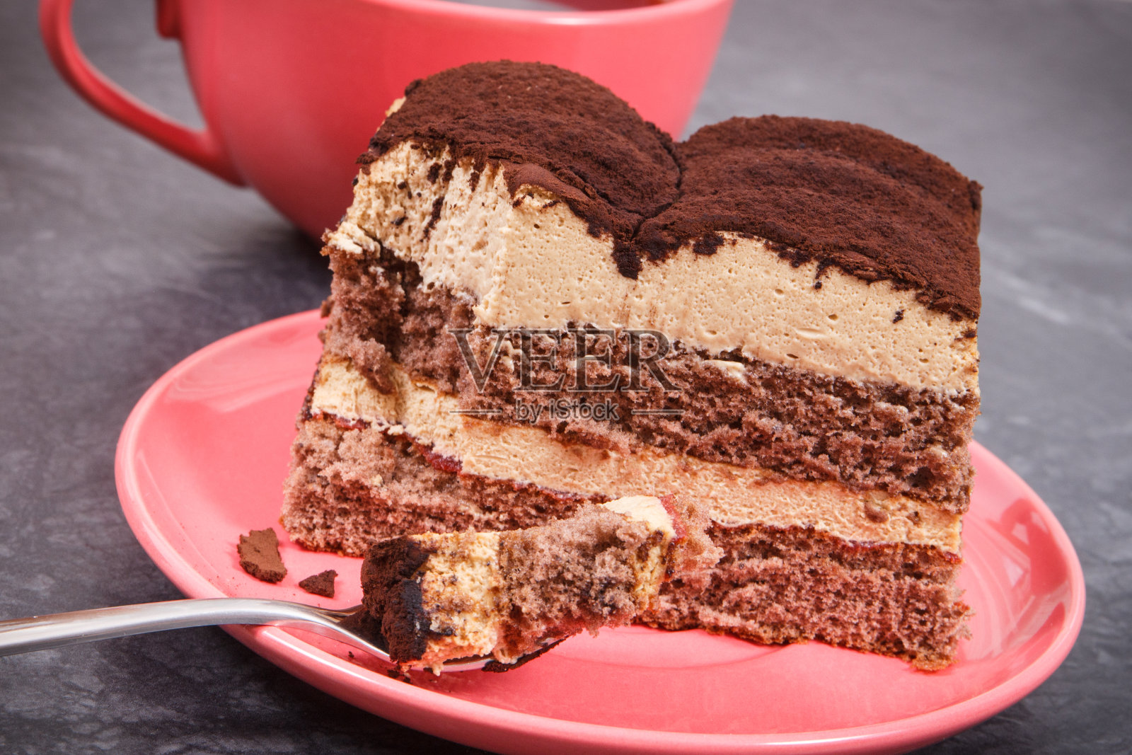 奶油提拉米苏蛋糕有不同的层次和黑咖啡。美味的庆祝甜点照片摄影图片