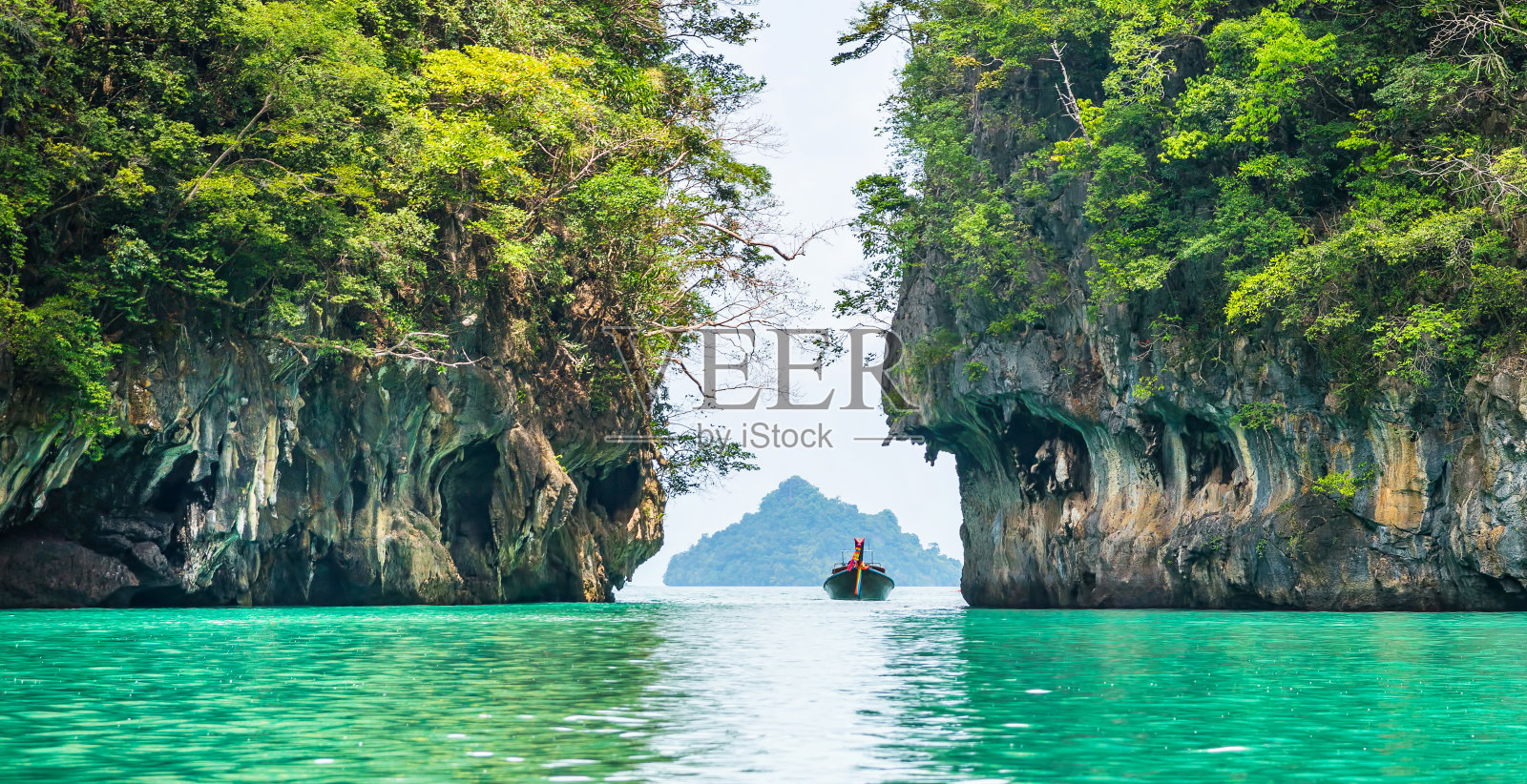 美丽的环礁湖和绿松石水在香港岛惊人的景色。地点:港岛，甲米，泰国，安达曼海。艺术照片。美丽的世界。全景照片摄影图片
