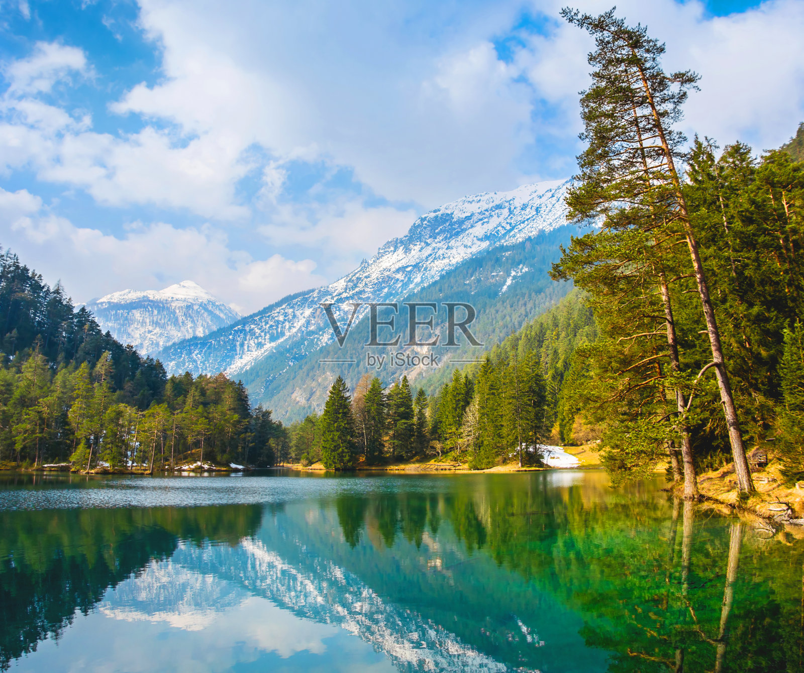 美丽的风景宁静的湖与惊人的反射。背景是山脉和冰川。宁静如画的风景。地点:奥地利,欧洲。艺术照片。美丽的世界照片摄影图片