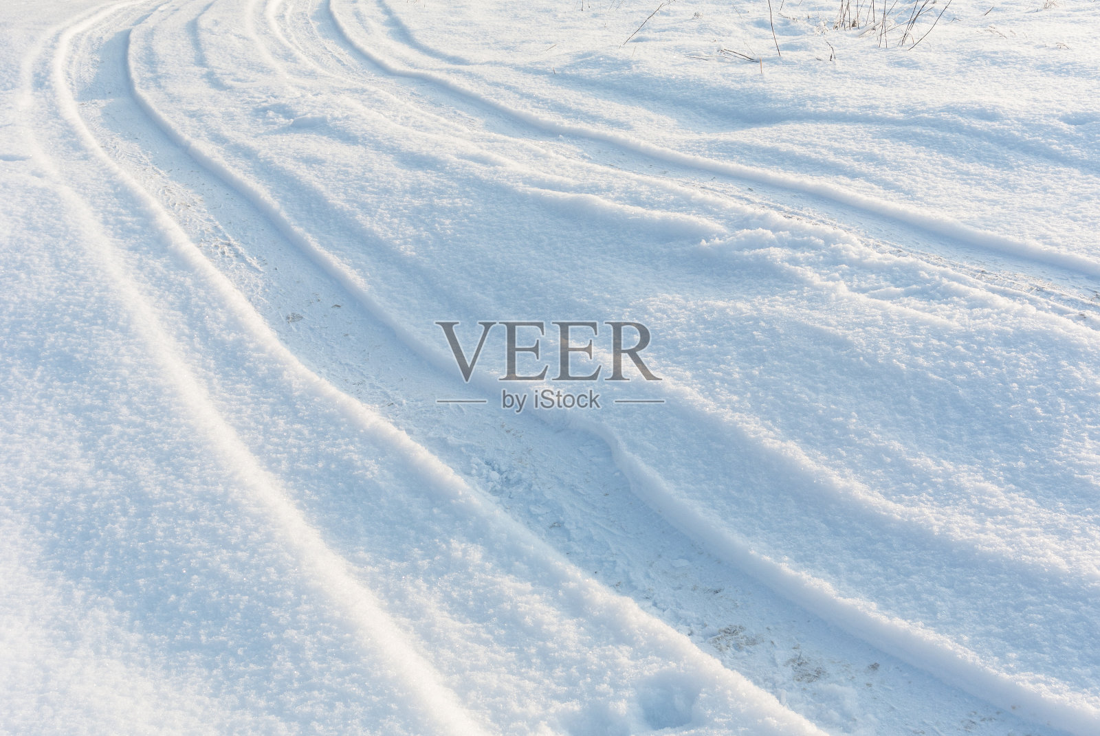 雪地上的车胎痕迹，冬天的风景照片摄影图片