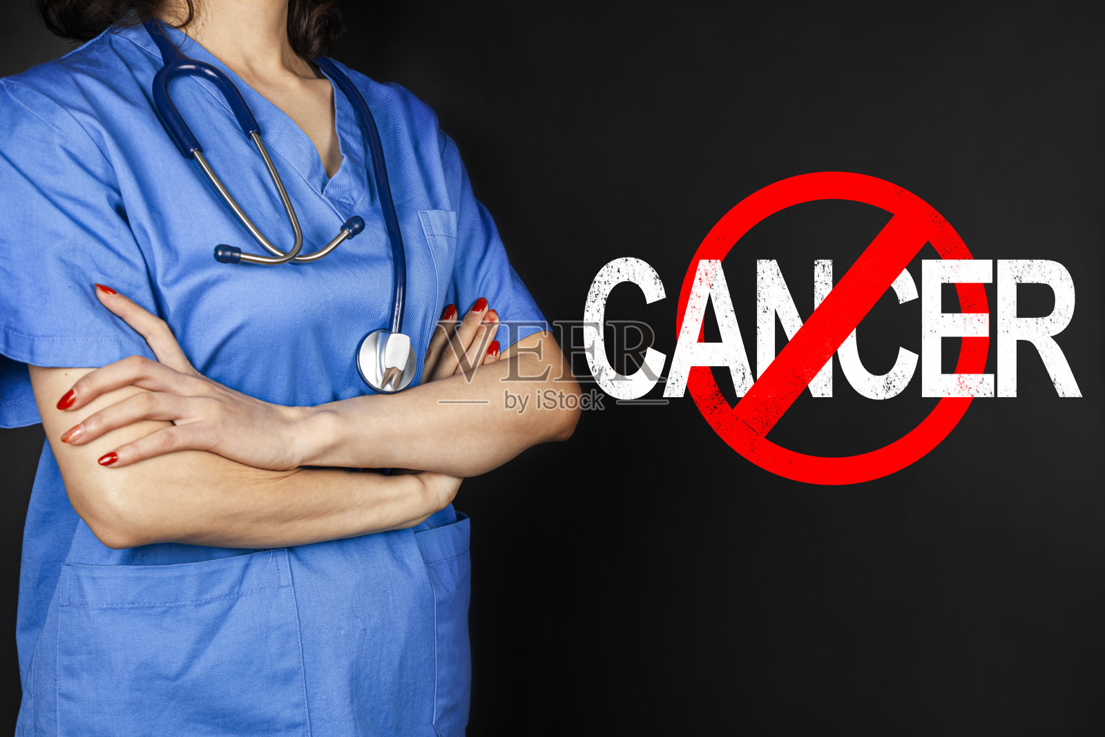 停止癌症和疾病预防:女医生站在黑板前照片摄影图片