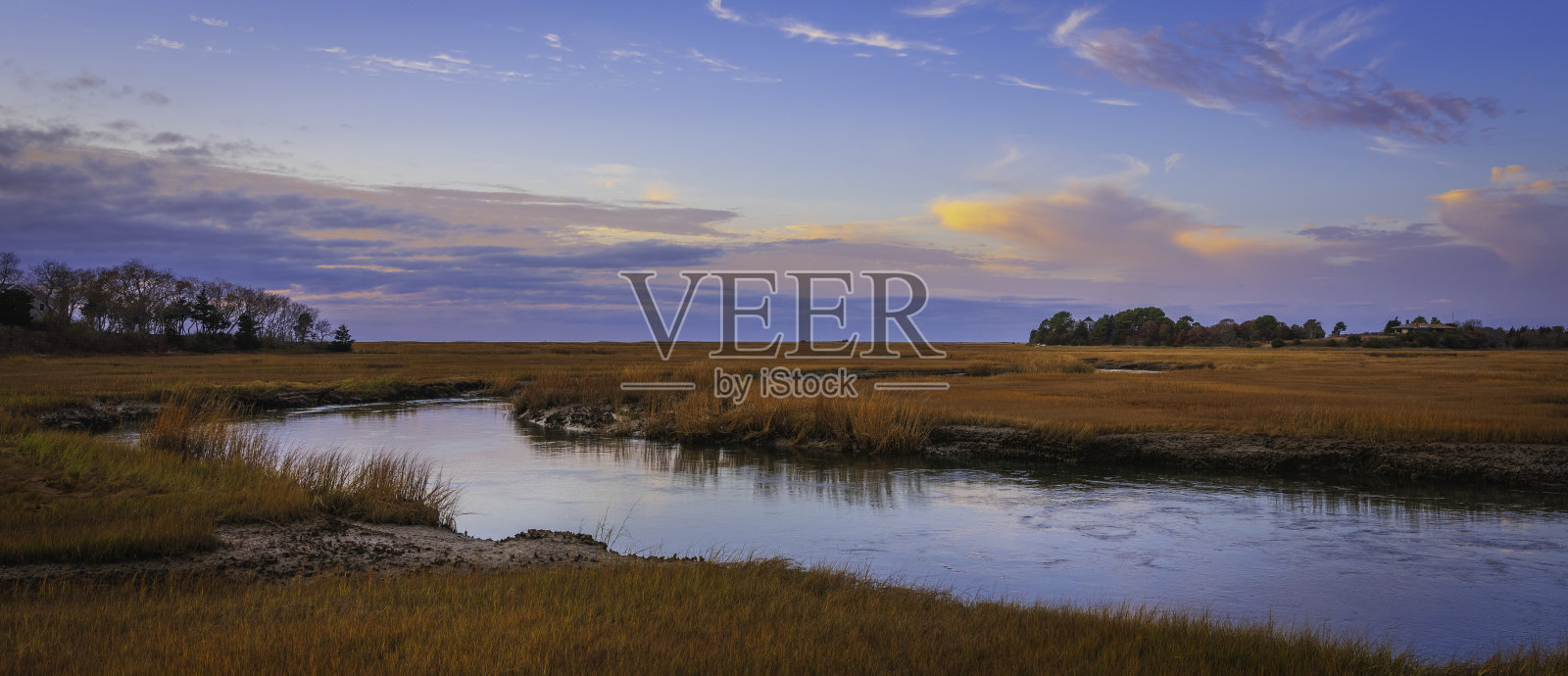 秋季全景景观与金色的沼泽草和弯曲的河流在新英格兰照片摄影图片
