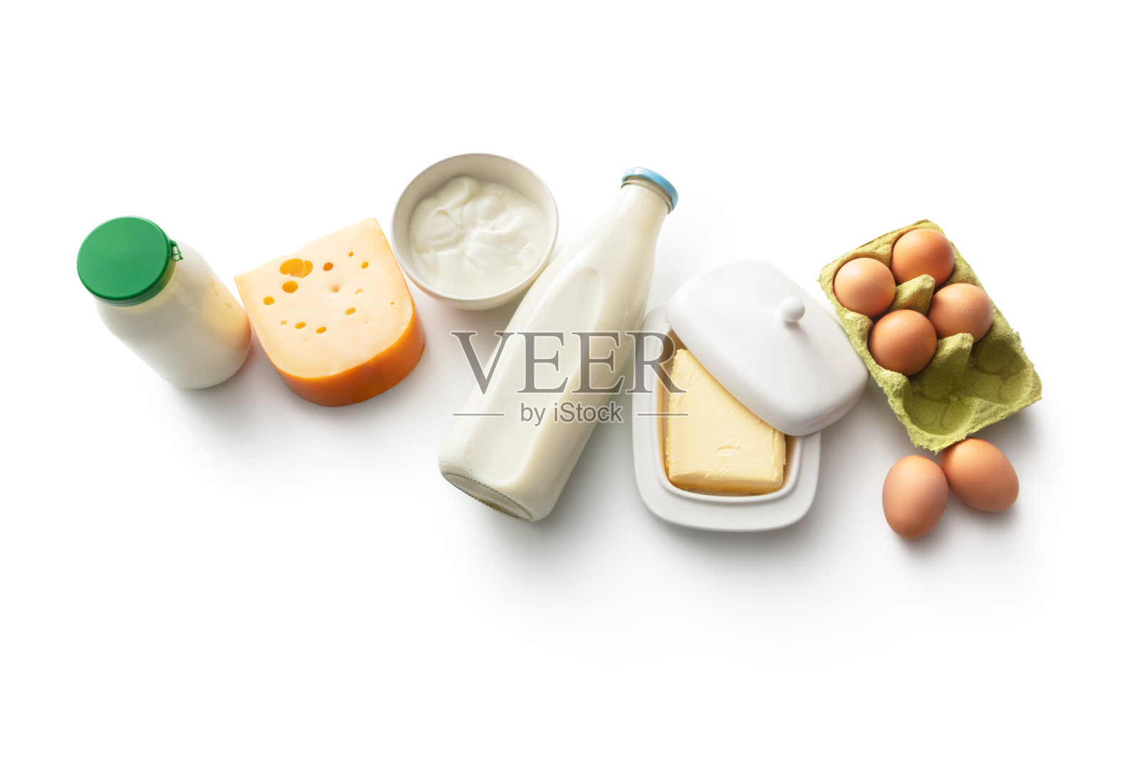 乳制品:牛奶，黄油，酸奶酪，奶酪，干酪和鸡蛋孤立的白色背景照片摄影图片