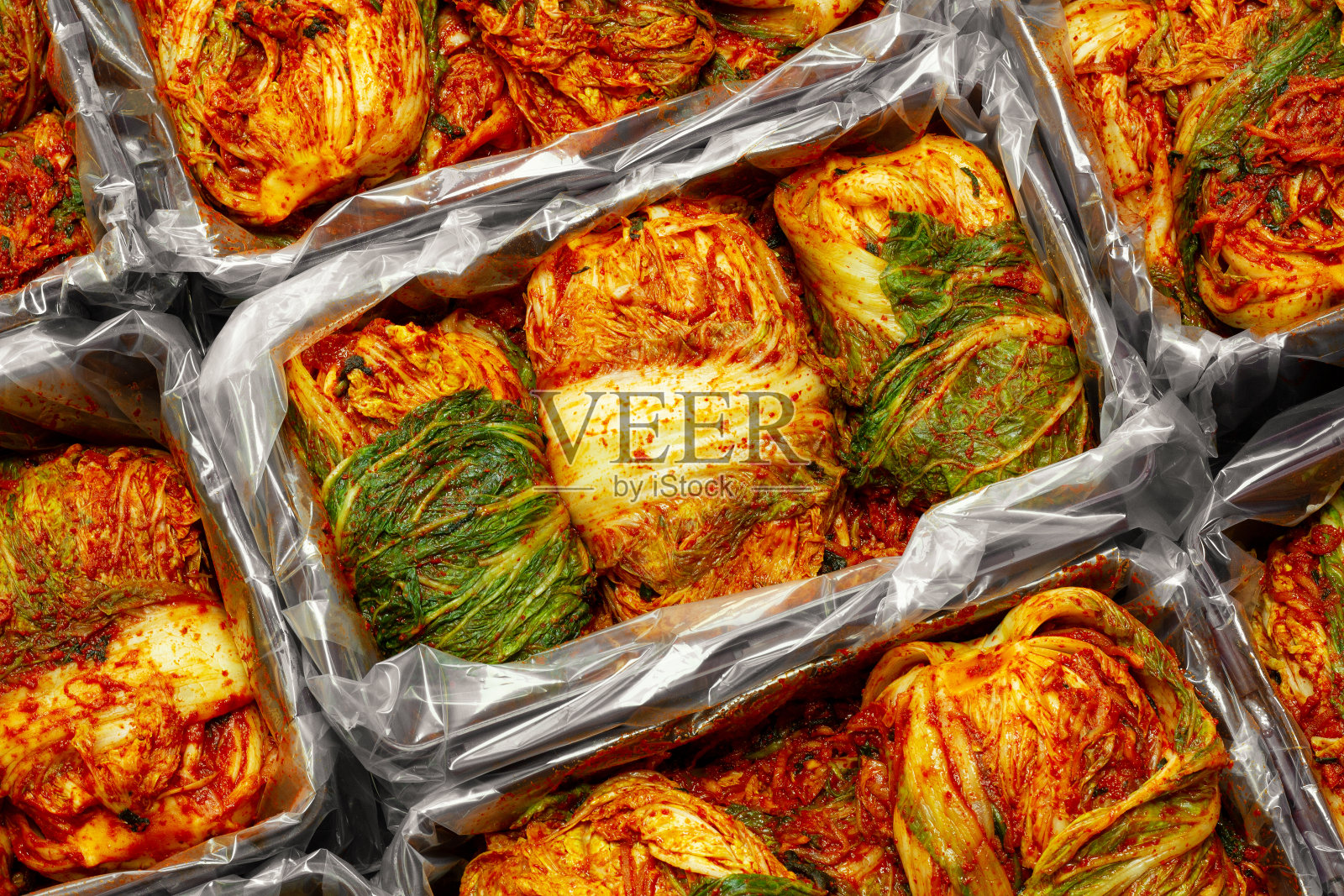 最著名的韩国传统食品泡菜(白菜)储存在泡菜容器中。做一个泡菜的概念。前视图。照片摄影图片