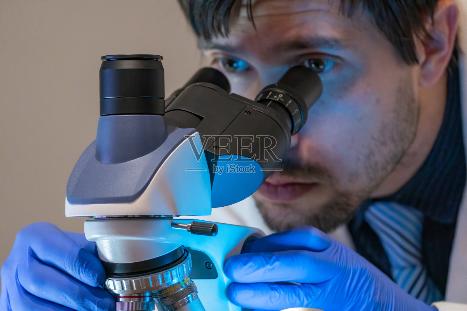 科学家正在实验室里用显微镜观察。微生物学和研究概念。照片摄影图片