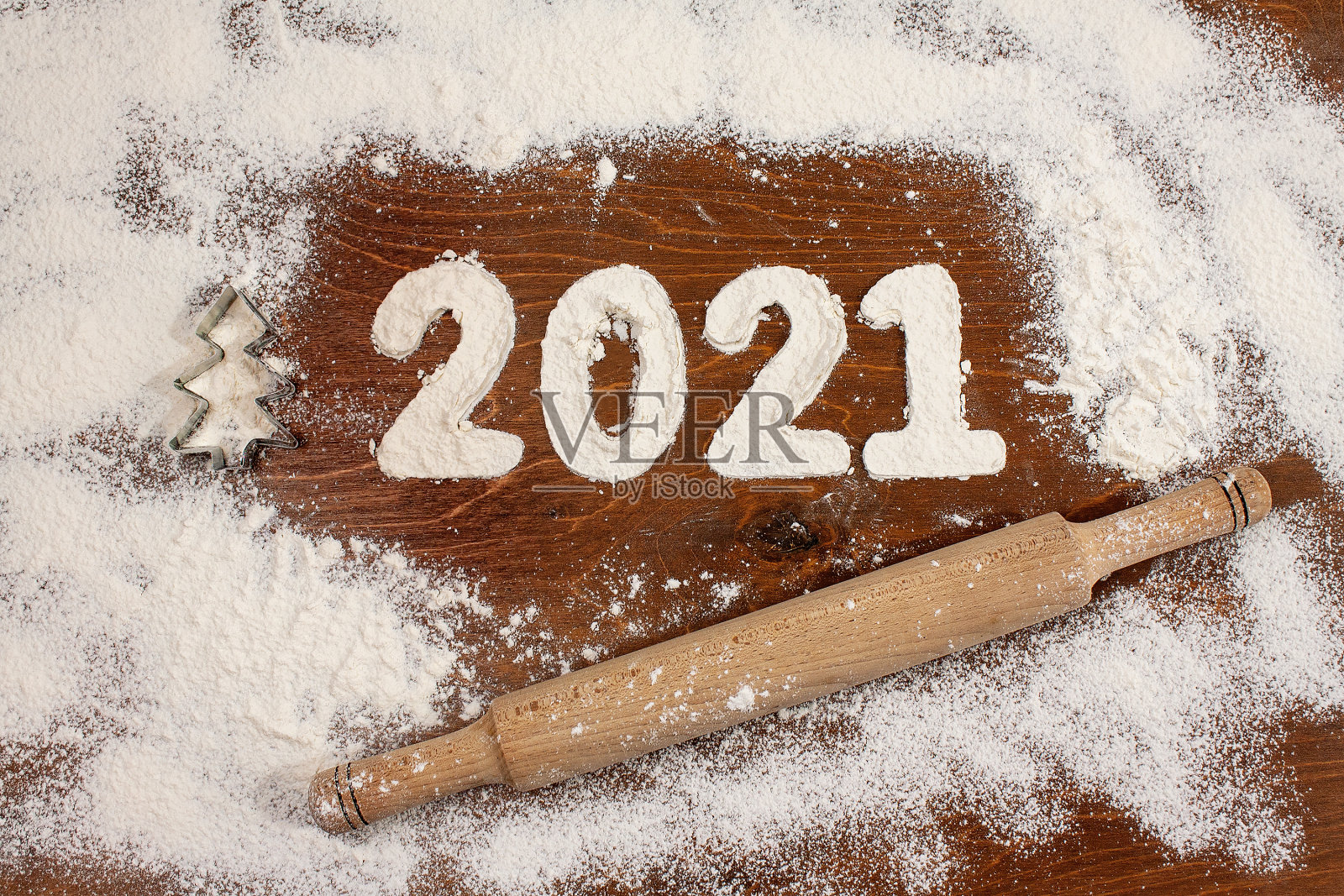 2021的铭文是用面粉做的，放在木桌上照片摄影图片