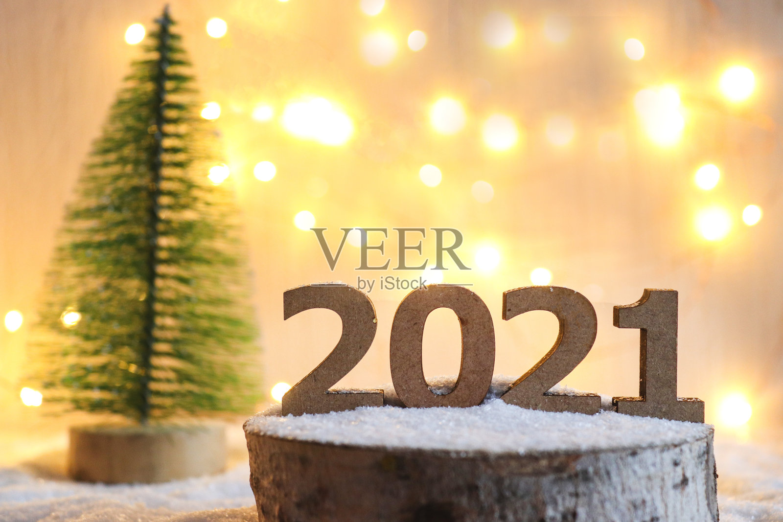 数字2021木质展台上的节日模糊背景与散景。新年假期的背景。美丽的新年贺卡，有选择的焦点。文本复制空间照片摄影图片