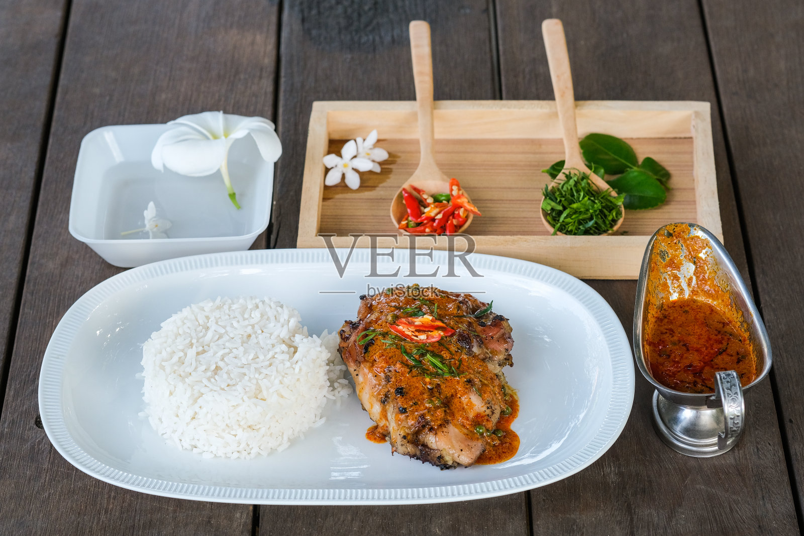 Panang配烤鸡是泰国中部的一道辣菜。照片摄影图片
