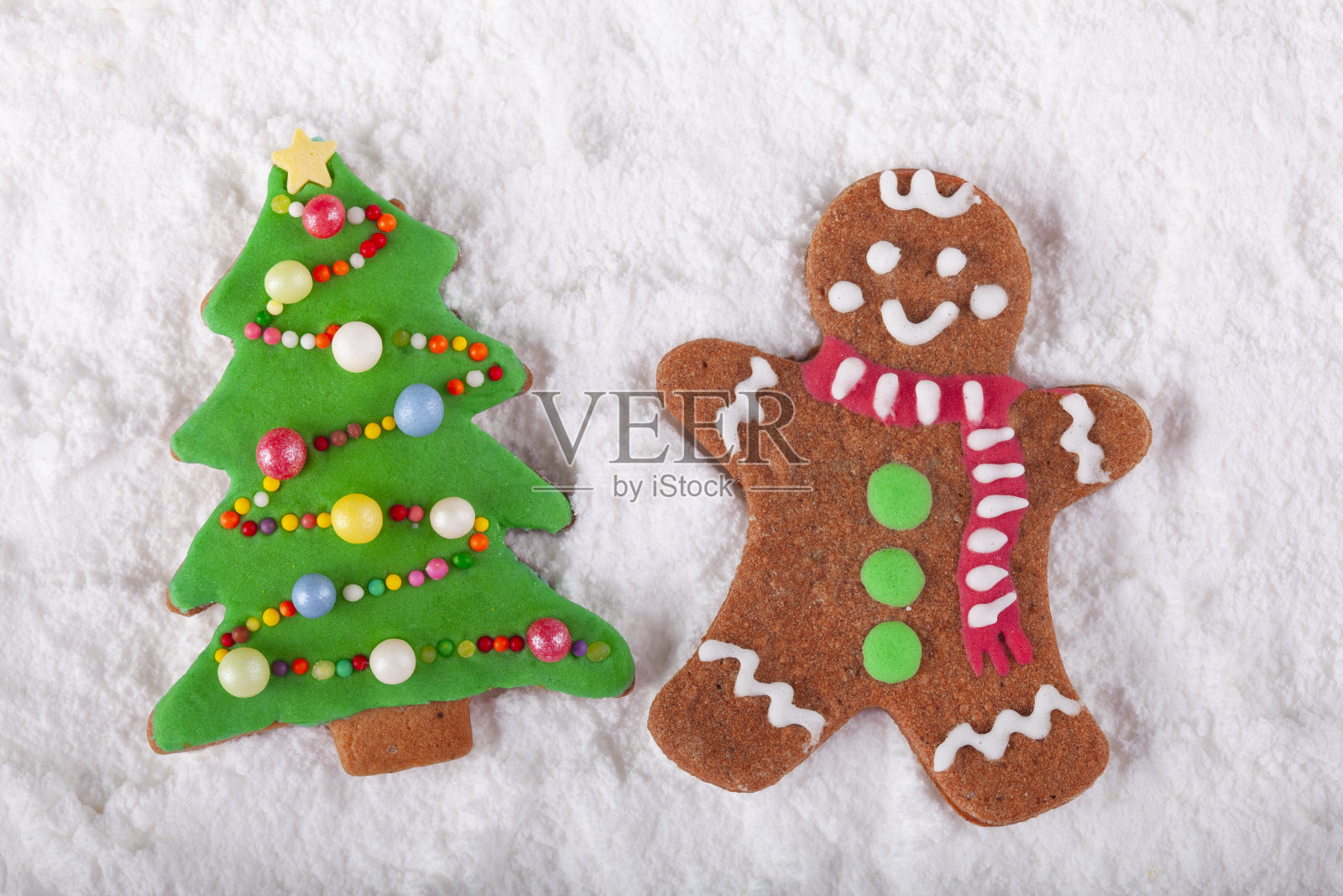 圣诞节自制的姜饼饼人和树上的雪照片摄影图片
