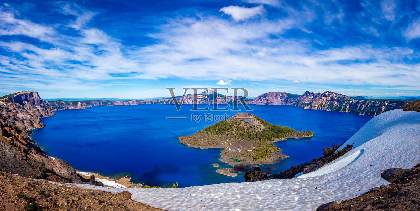 火山口湖和巫师岛照片摄影图片