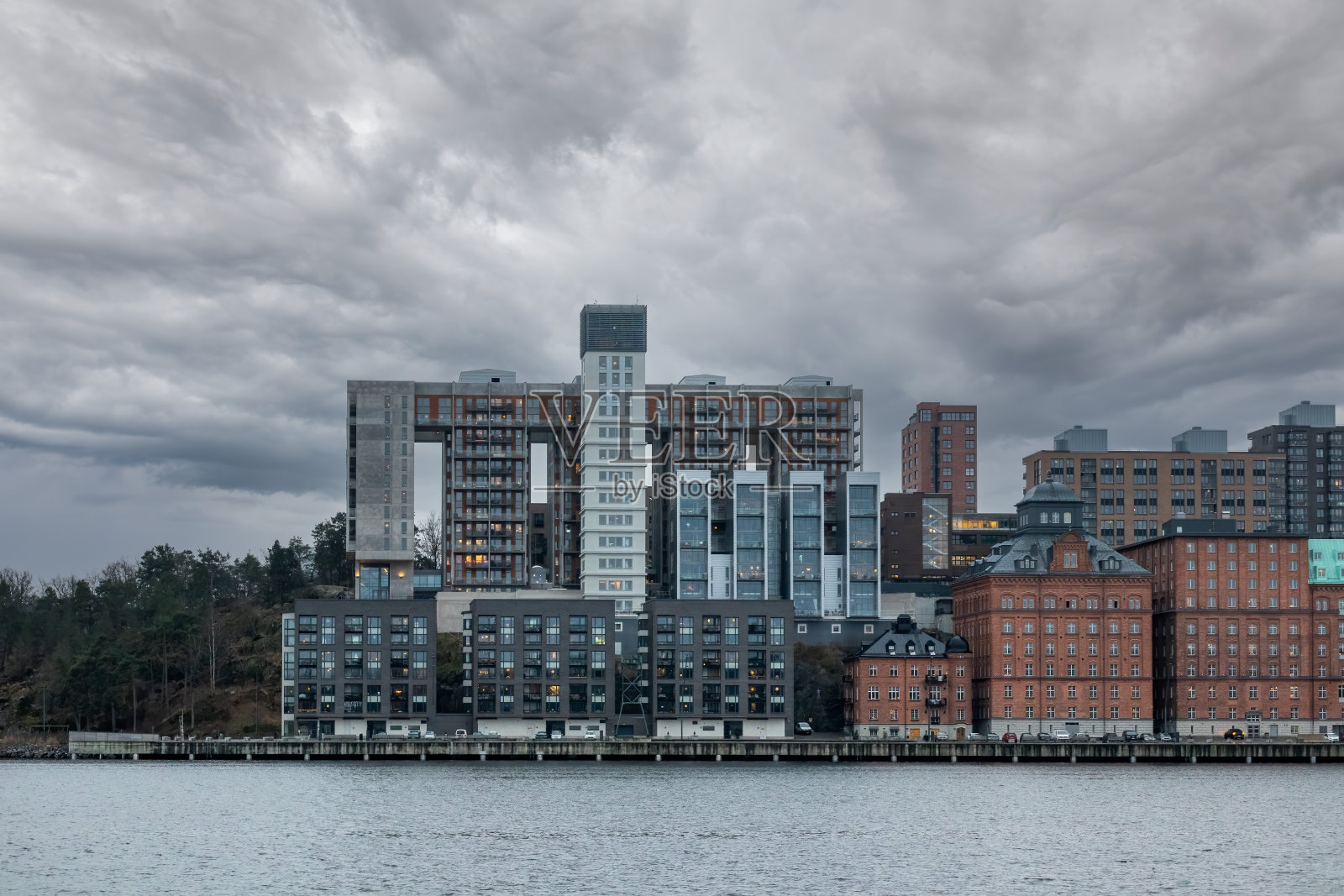 冬季城市景观的新独家未来主义公寓大楼在瑞典斯德哥尔摩的水。照片摄影图片