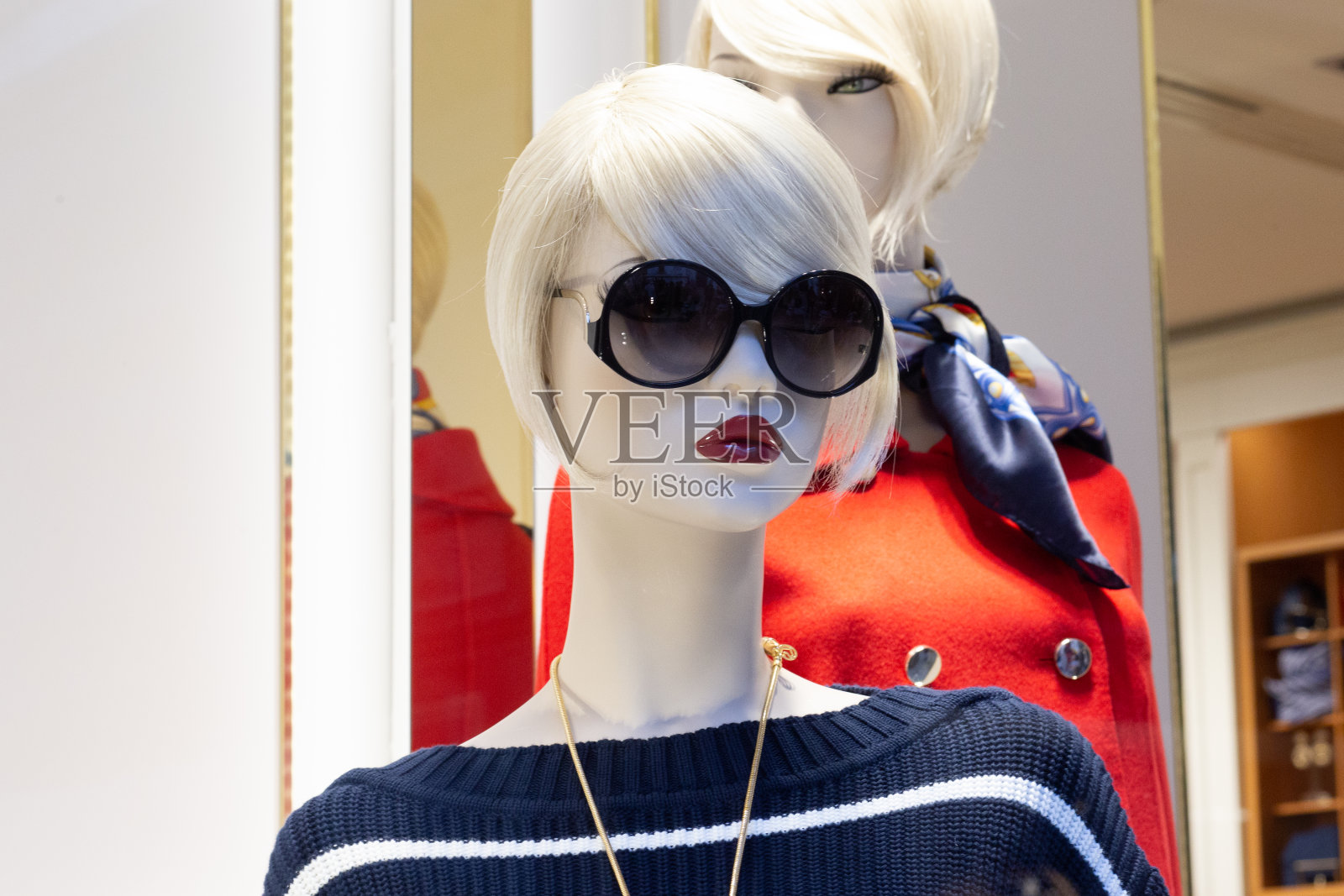 明亮的女性肖像美丽的假人在深色太阳镜穿着时尚的黑色服装在意大利商店。照片摄影图片