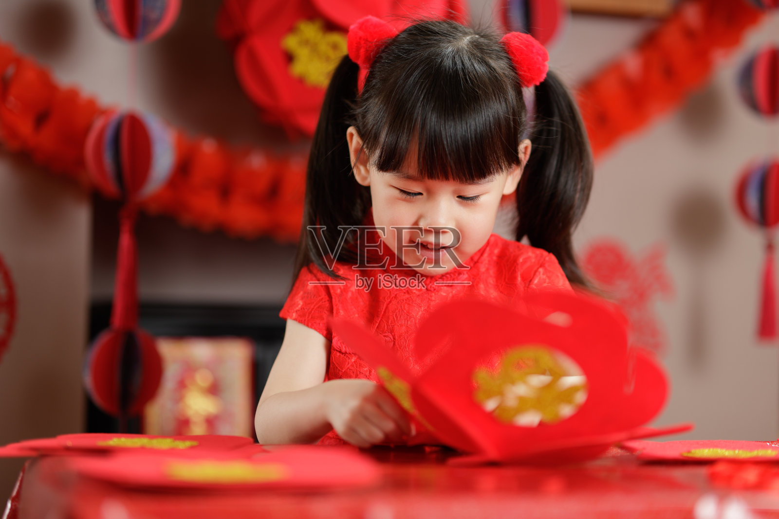 年轻的中国女孩做传统的中国福意味着幸运的灯笼庆祝中国新年照片摄影图片