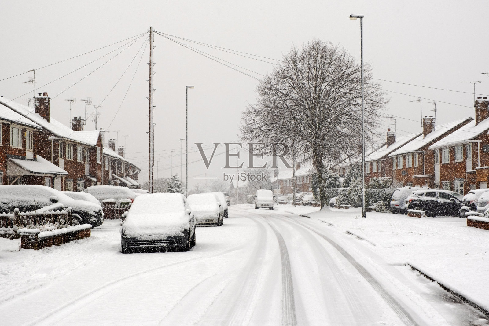典型的英国街道在冬天下雪照片摄影图片