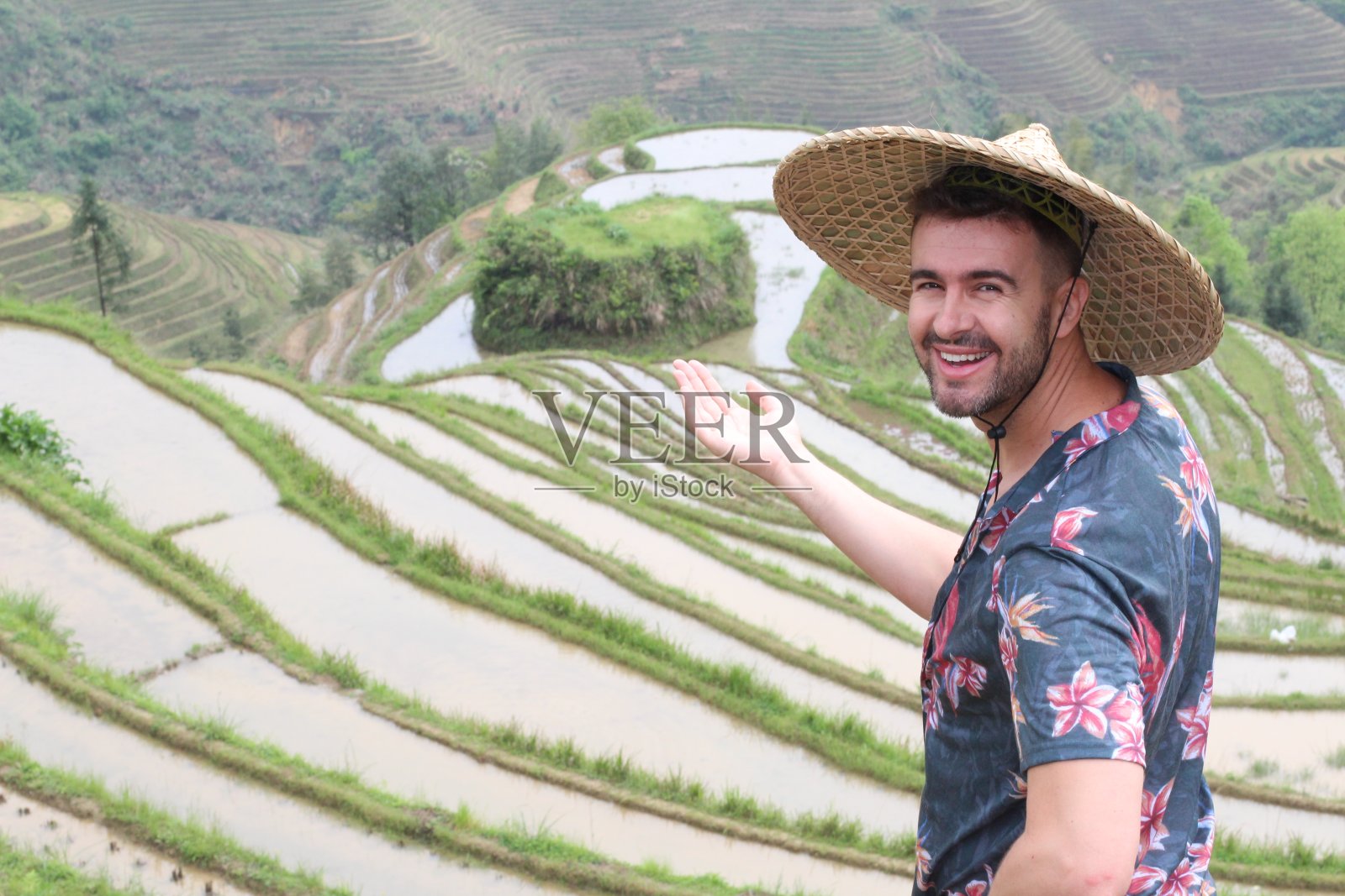 一名白人男子参观传统的亚洲稻田照片摄影图片