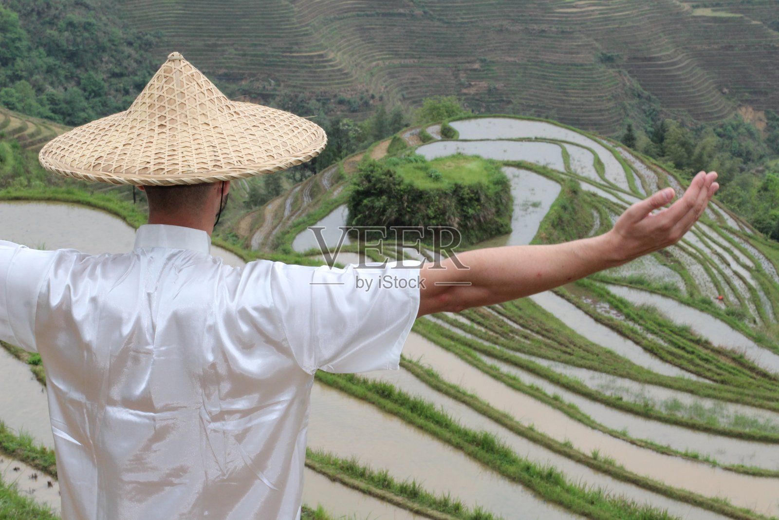 男子在传统的亚洲稻田里工作照片摄影图片