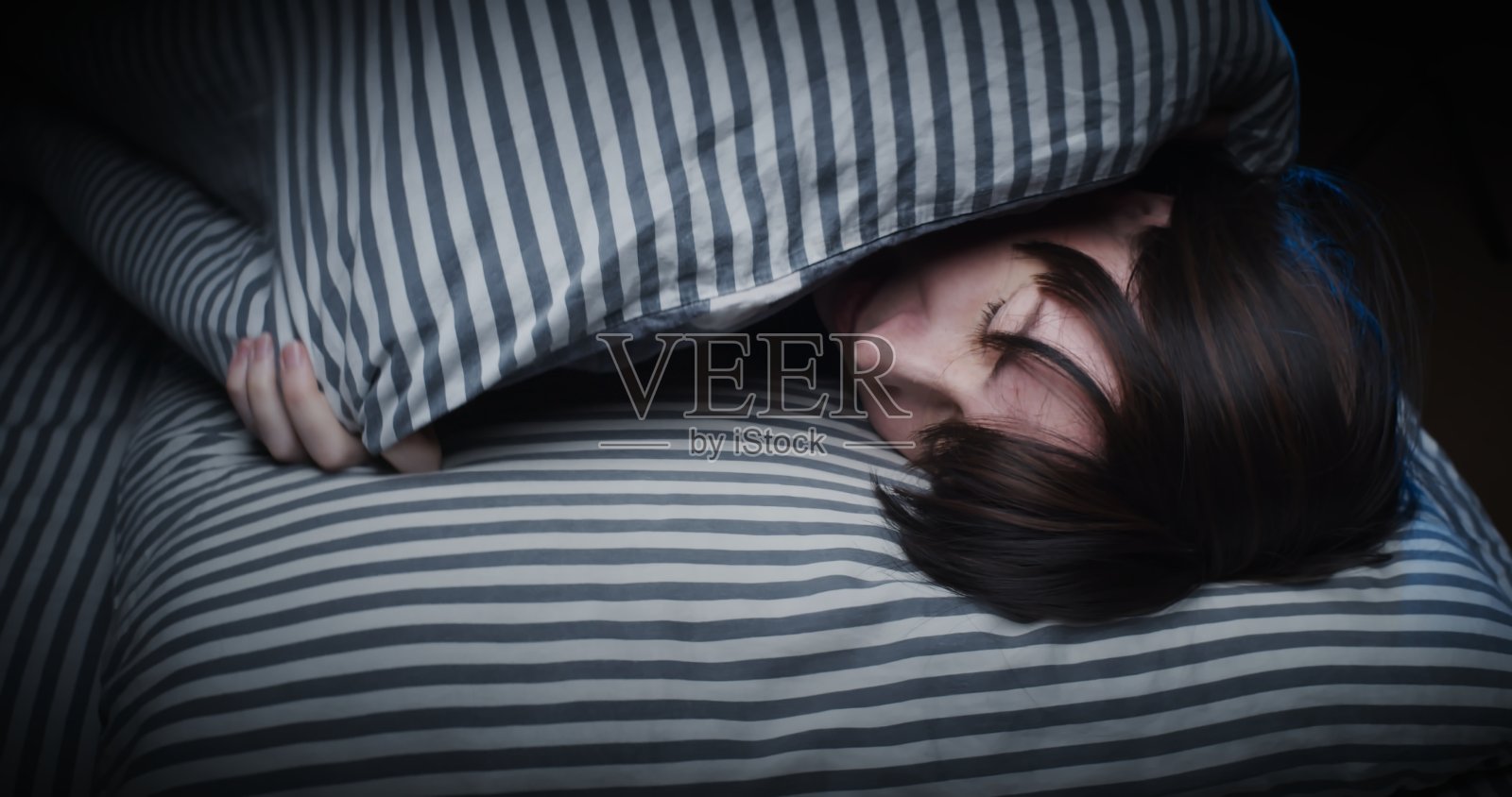 在床上睡觉的成熟女人照片摄影图片
