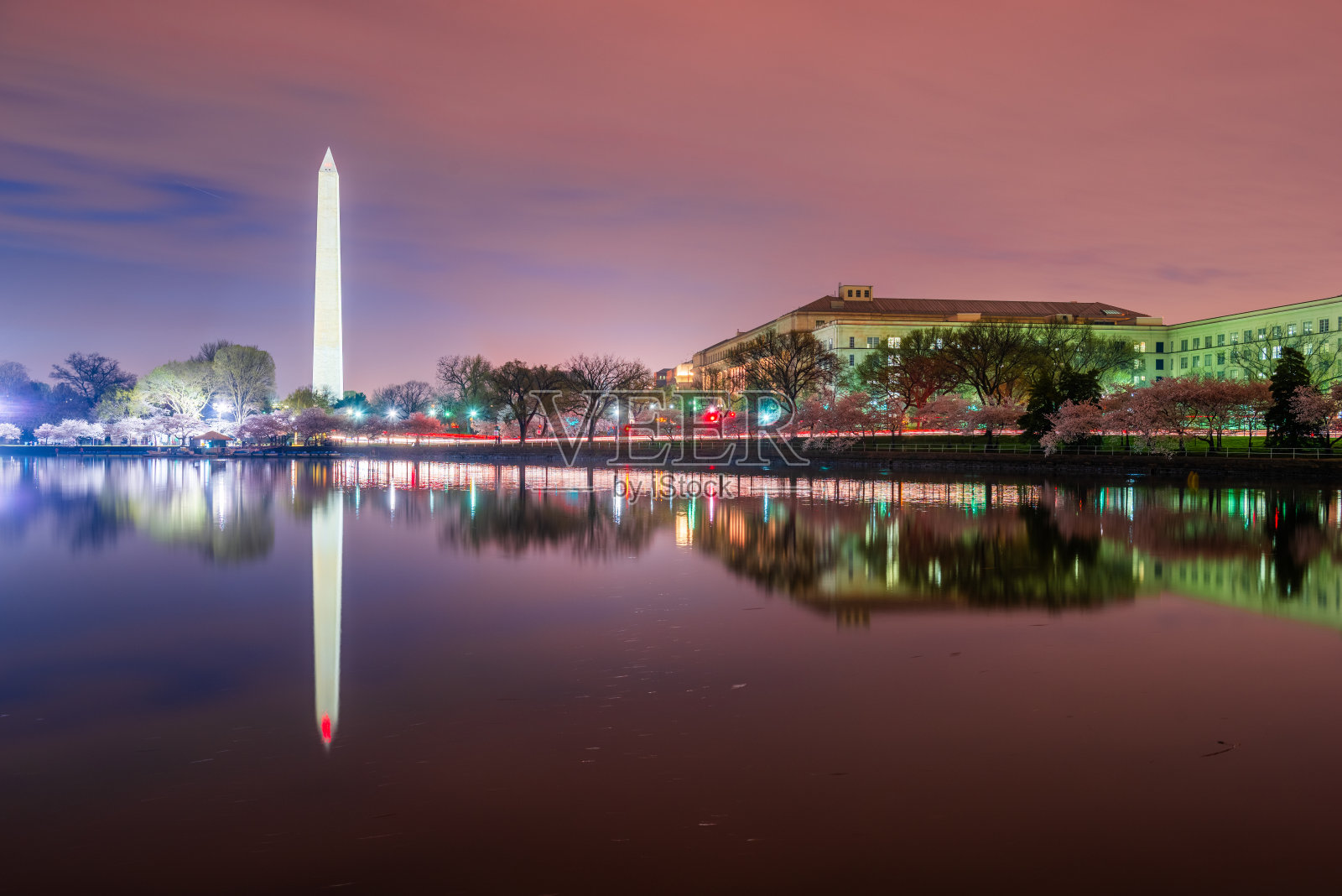 美国华盛顿特区，在潮汐盆地与华盛顿纪念碑照片摄影图片
