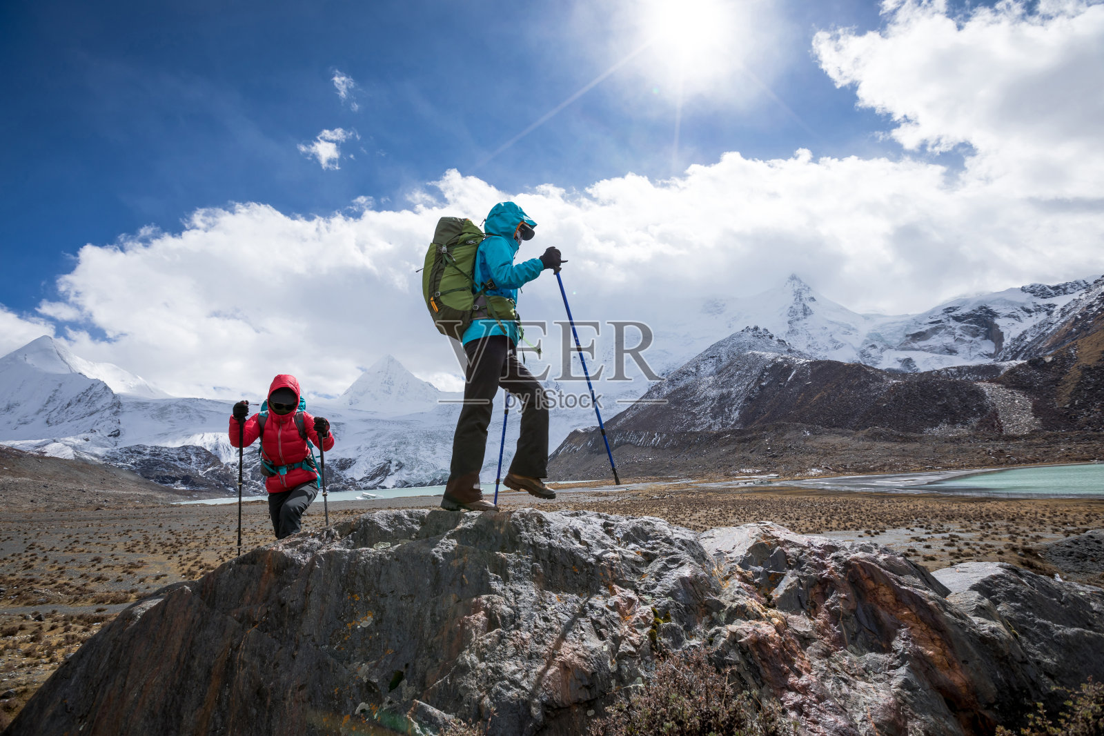 两个女徒步旅行者在冬季的山上徒步旅行照片摄影图片