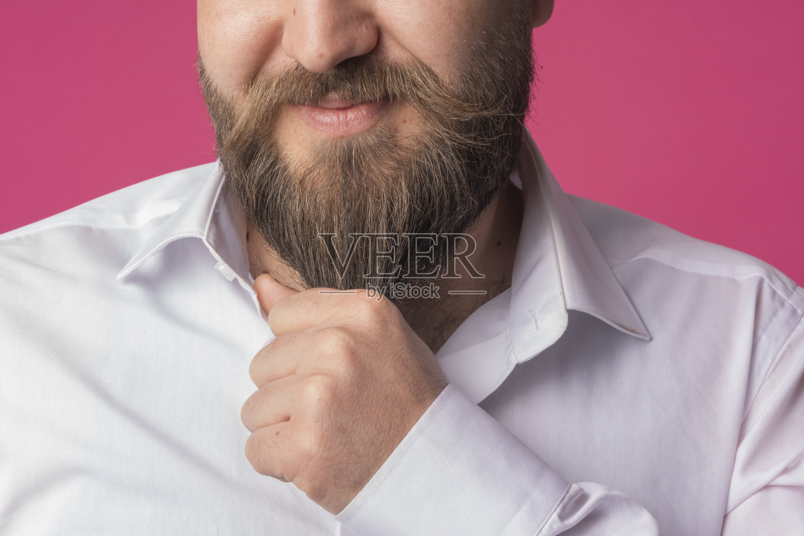 触摸着他那粉红色的大胡子背景照片摄影图片