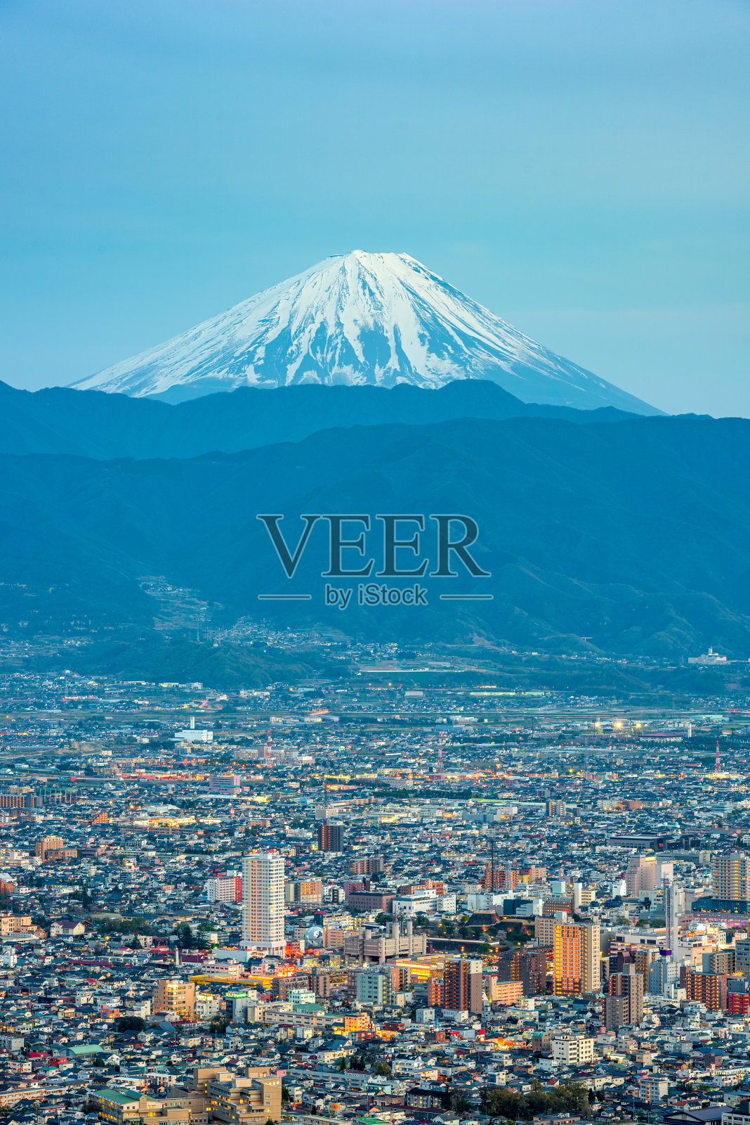 日本富士山的天际线照片摄影图片