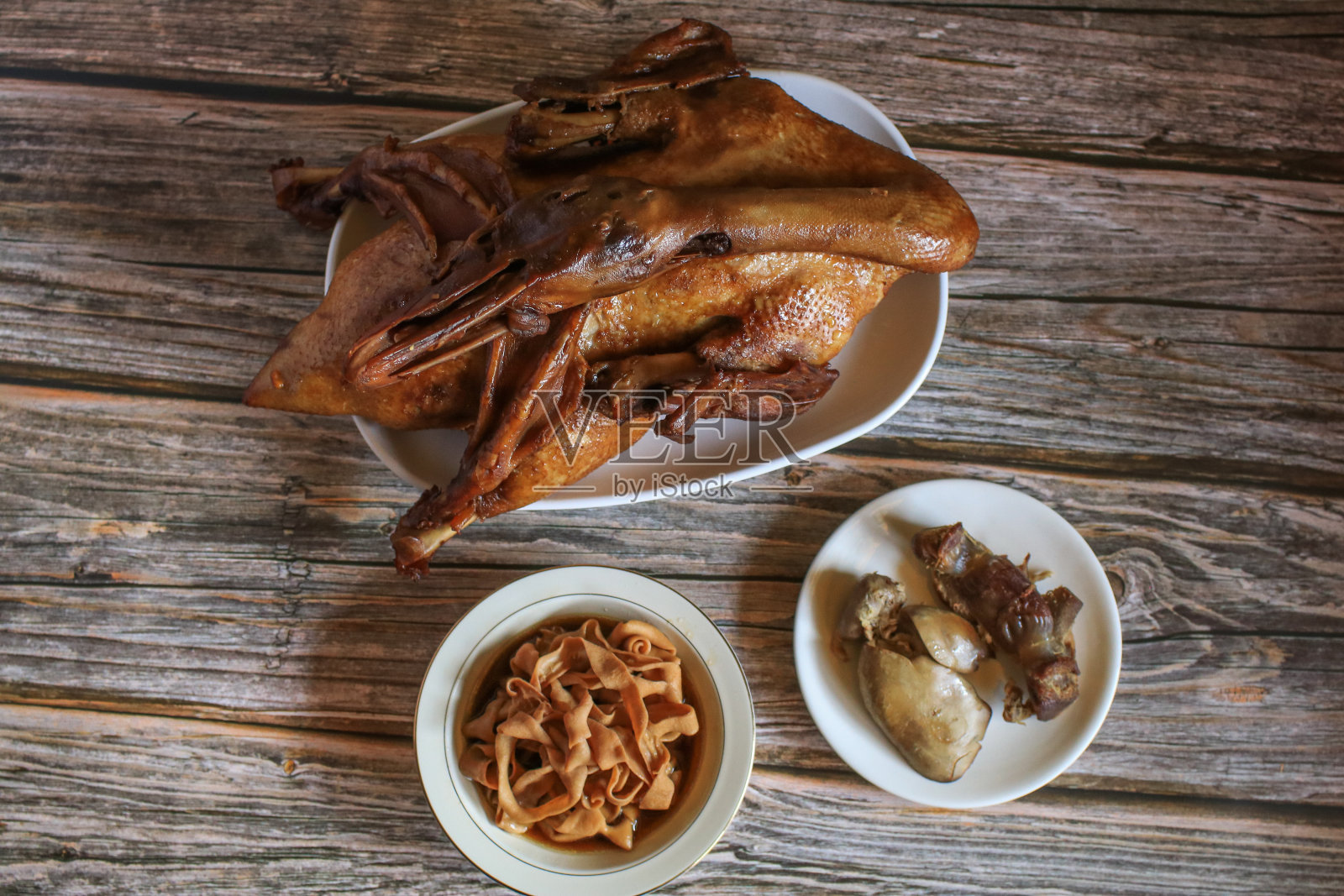 美味的金棕色鸭或清蒸鸭在Paloe或Lou mei酱(泰国名字是Pedpalow)供中国新年祭祀。照片摄影图片