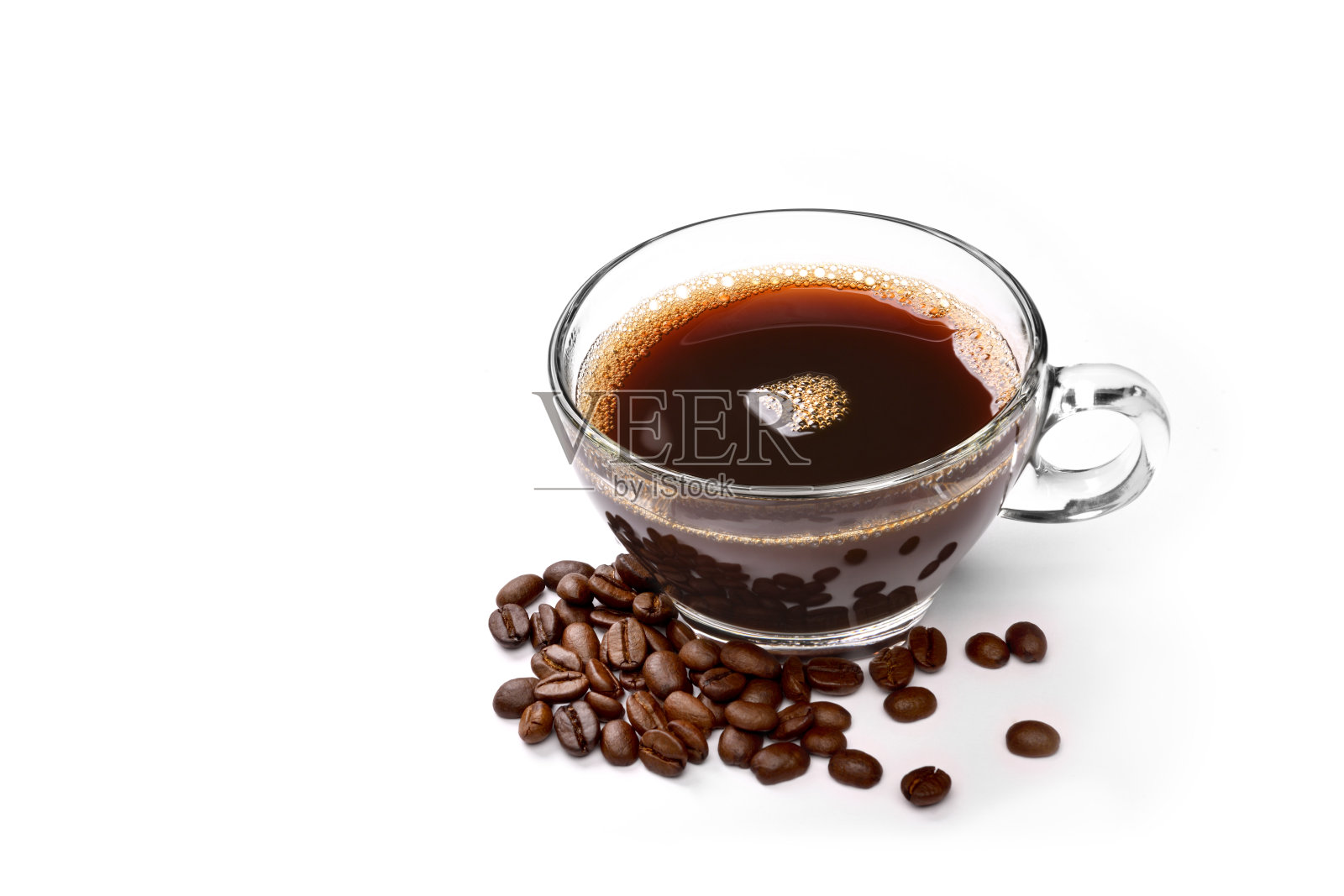 杯子里的咖啡和咖啡豆被隔离在白色的背景上照片摄影图片