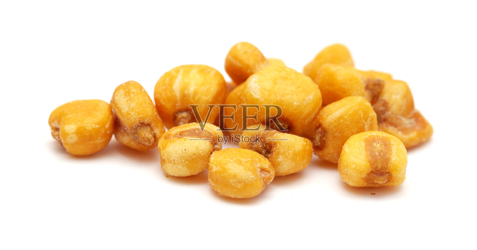 白色背景上孤立的大的黄色盐渍玉米坚果照片摄影图片
