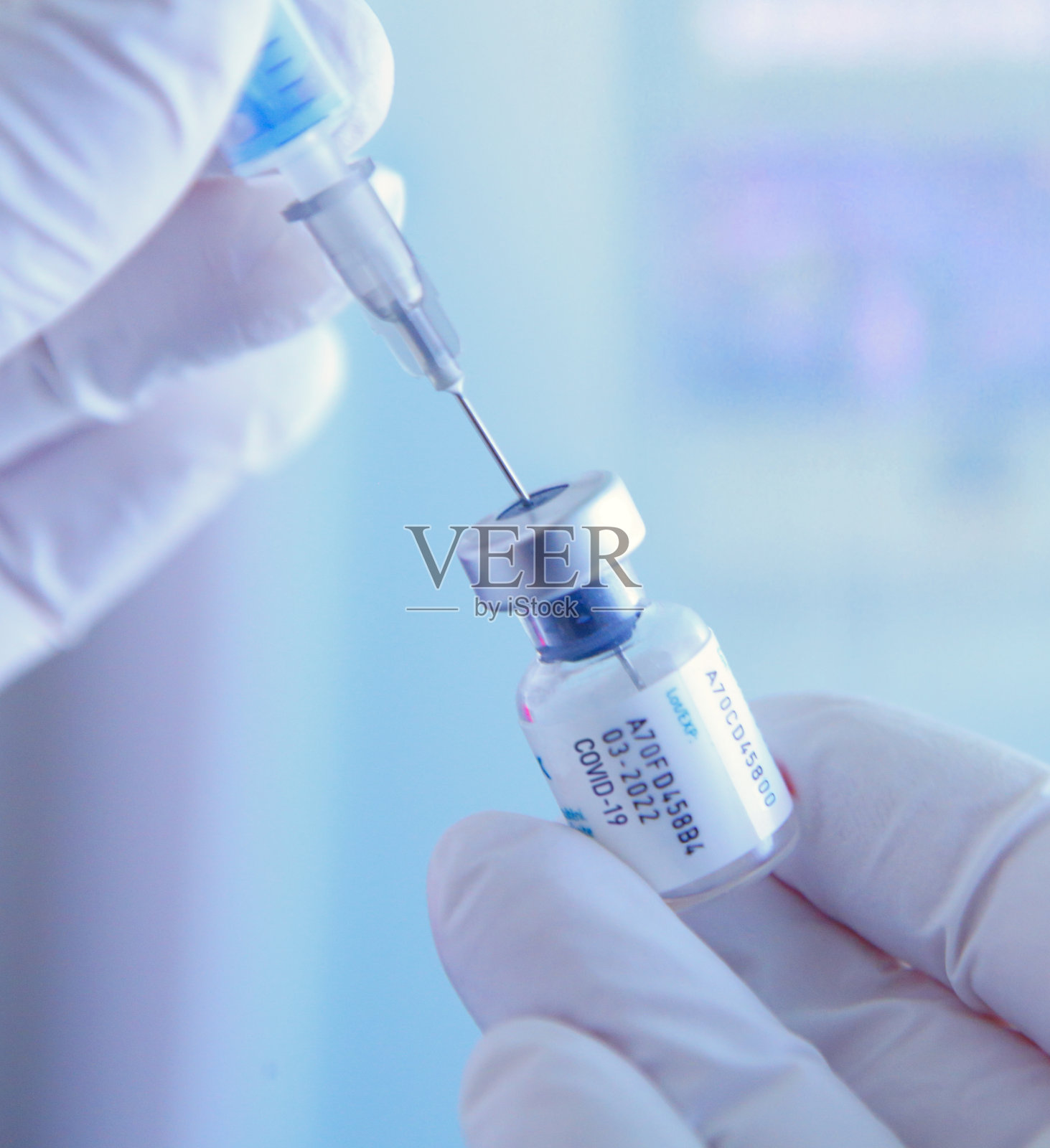 注射器注射新冠疫苗照片摄影图片