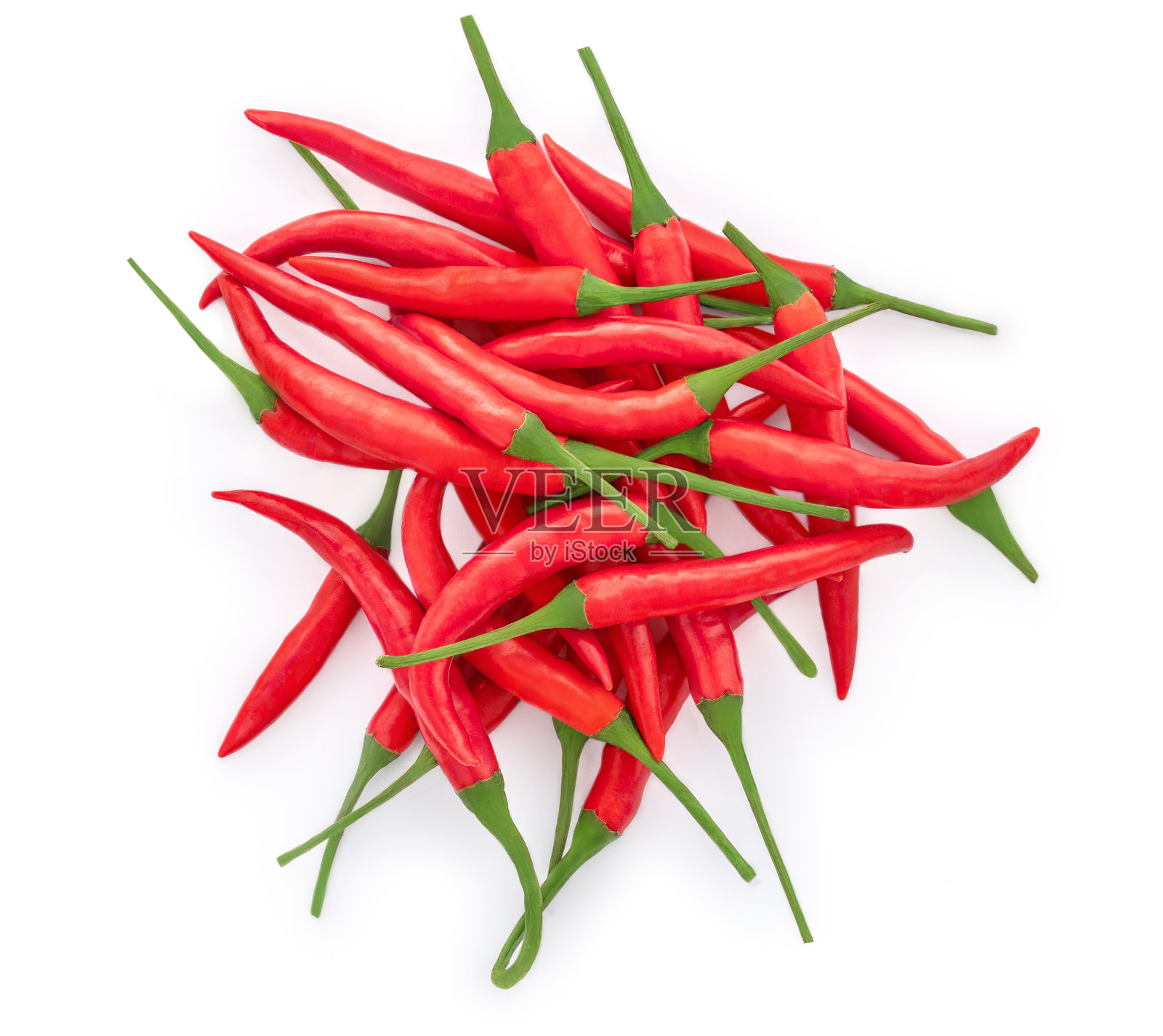 辣椒孤立在白色背景上。新鲜的红辣椒堆俯视图照片摄影图片