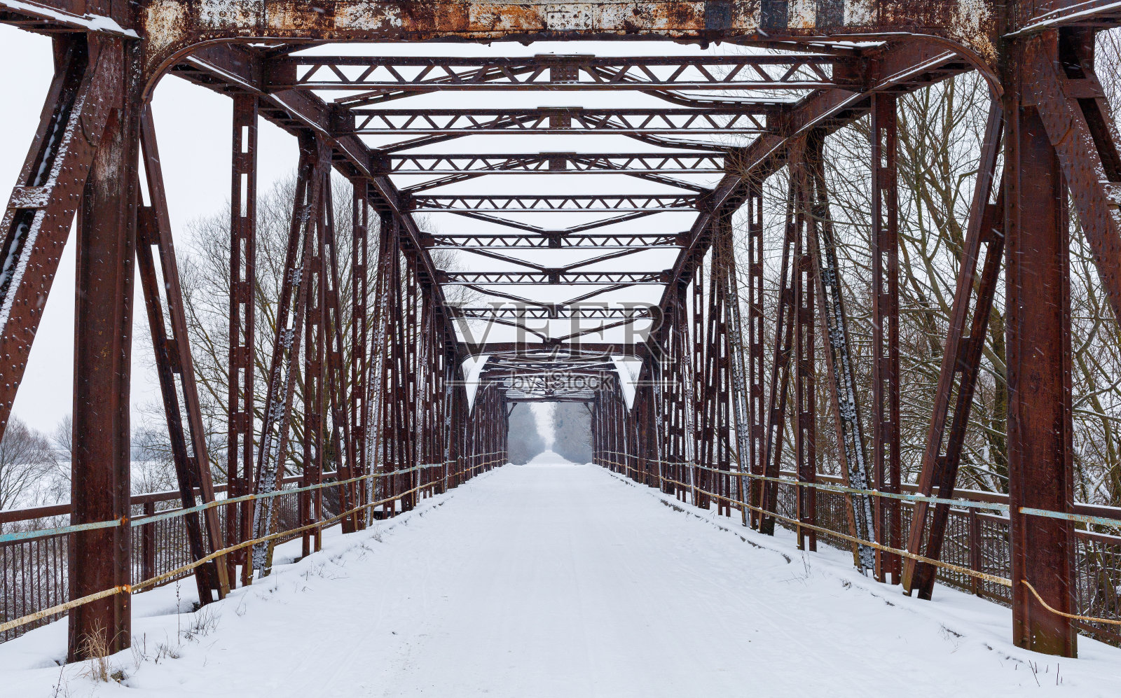 旧金属桥的金属结构在冬季生锈照片摄影图片