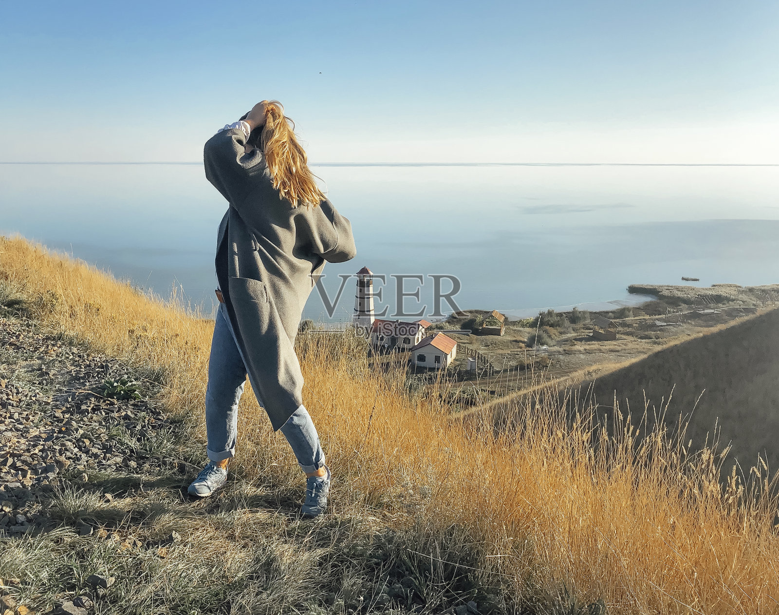 无忧无虑的女人在山上对着大海照片摄影图片