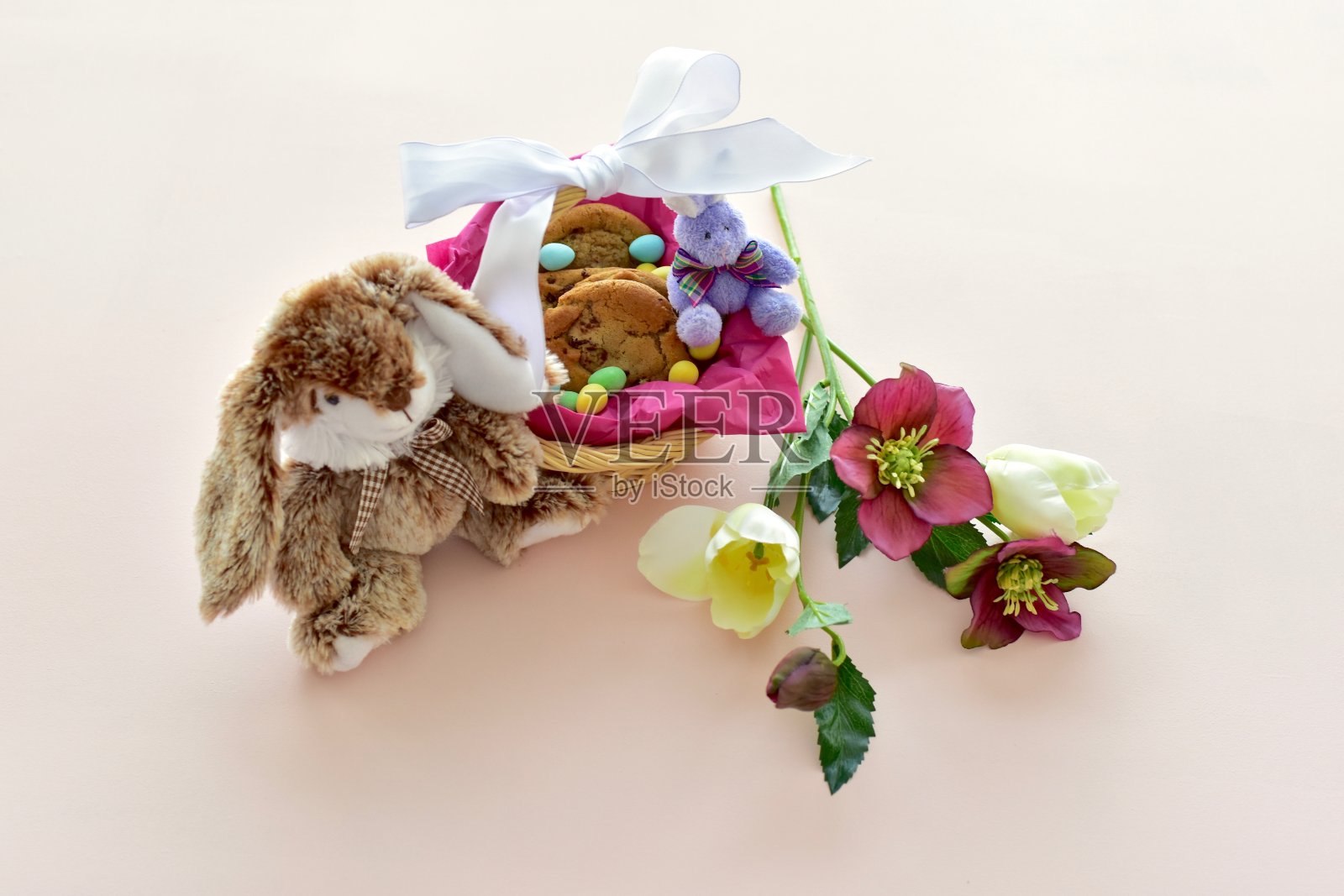 复活节篮子里有巧克力和可爱的毛绒兔子作为孩子们的复活节礼物照片摄影图片