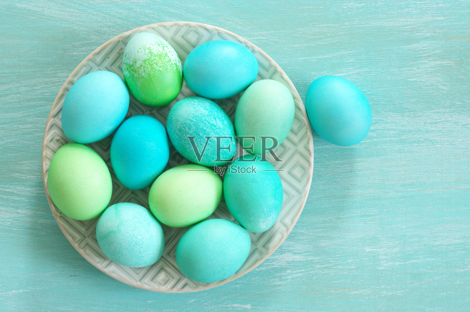 浅蓝色和绿色的复活节彩蛋照片摄影图片