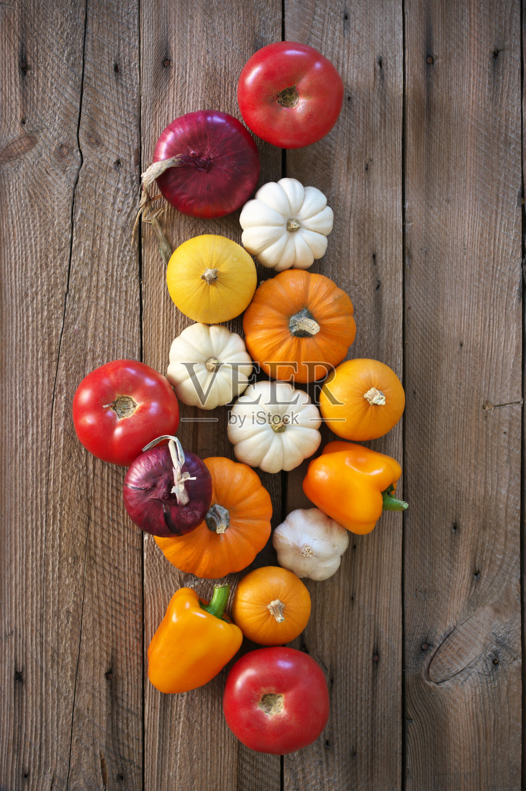 各种蔬菜在乡村木板的背景照片摄影图片