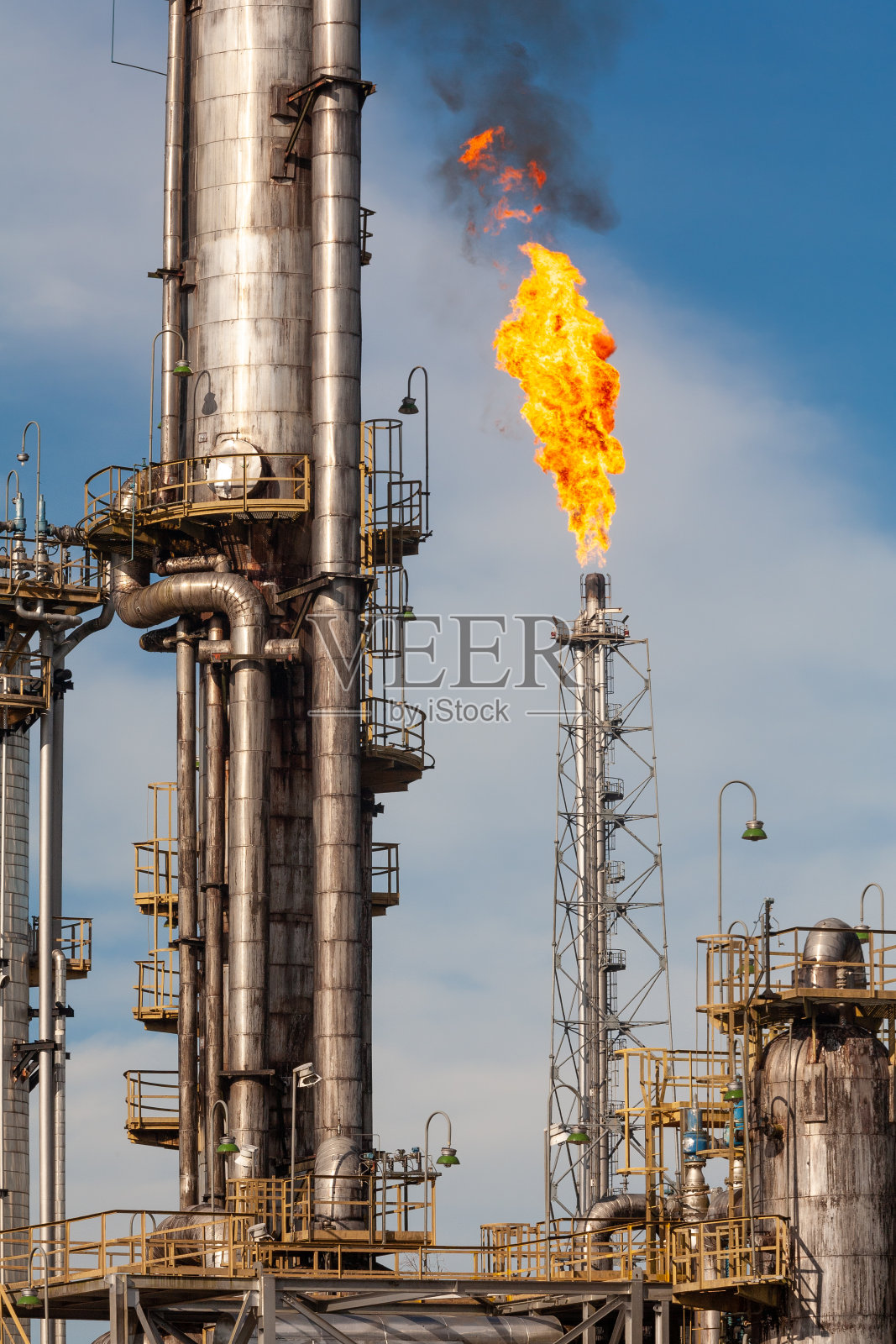 图片来源:Manaus, Amazonas，巴西，2012年4月2日化石燃料、经济、公司、行业的概念。照片摄影图片