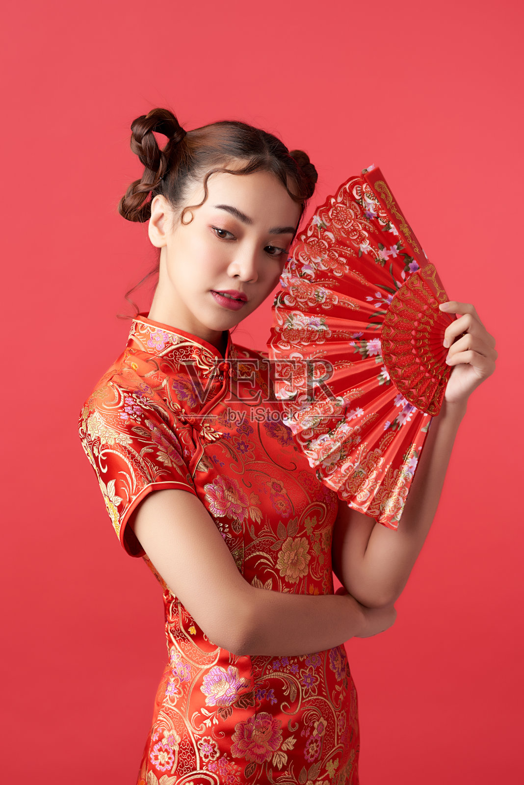 身穿红色传统服饰的亚洲华人妇女。中国新年的节日。照片摄影图片