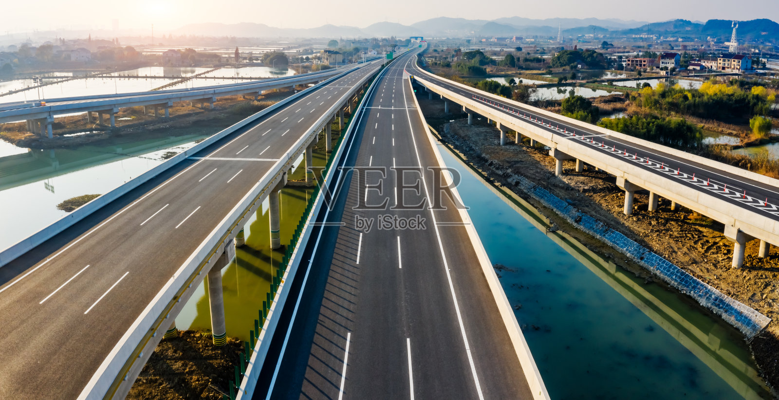 杭州新高速公路鸟瞰图。照片摄影图片