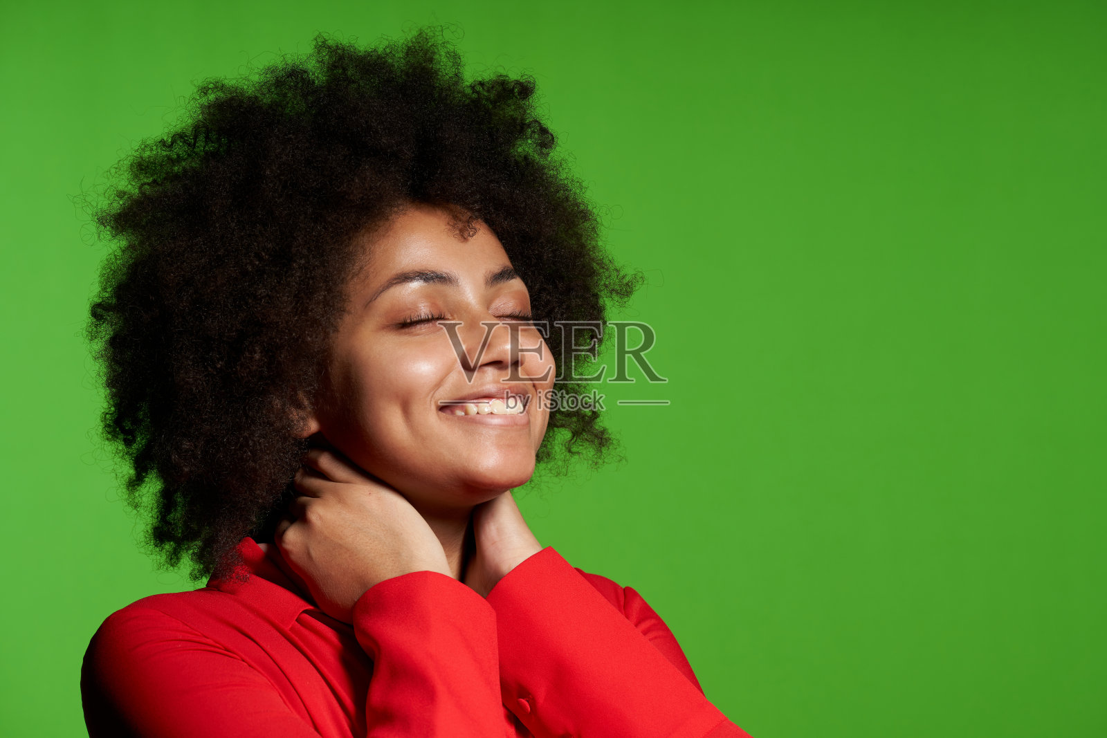 特写的高兴非洲裔美国女孩微笑着享受与闭上眼睛照片摄影图片